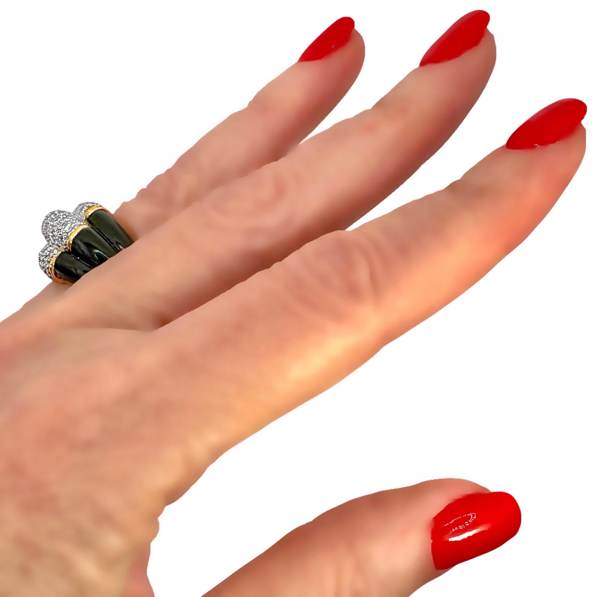 Bague à trois rangées incrustée de diamants avec épaules en onyx en or jaune en vente 6