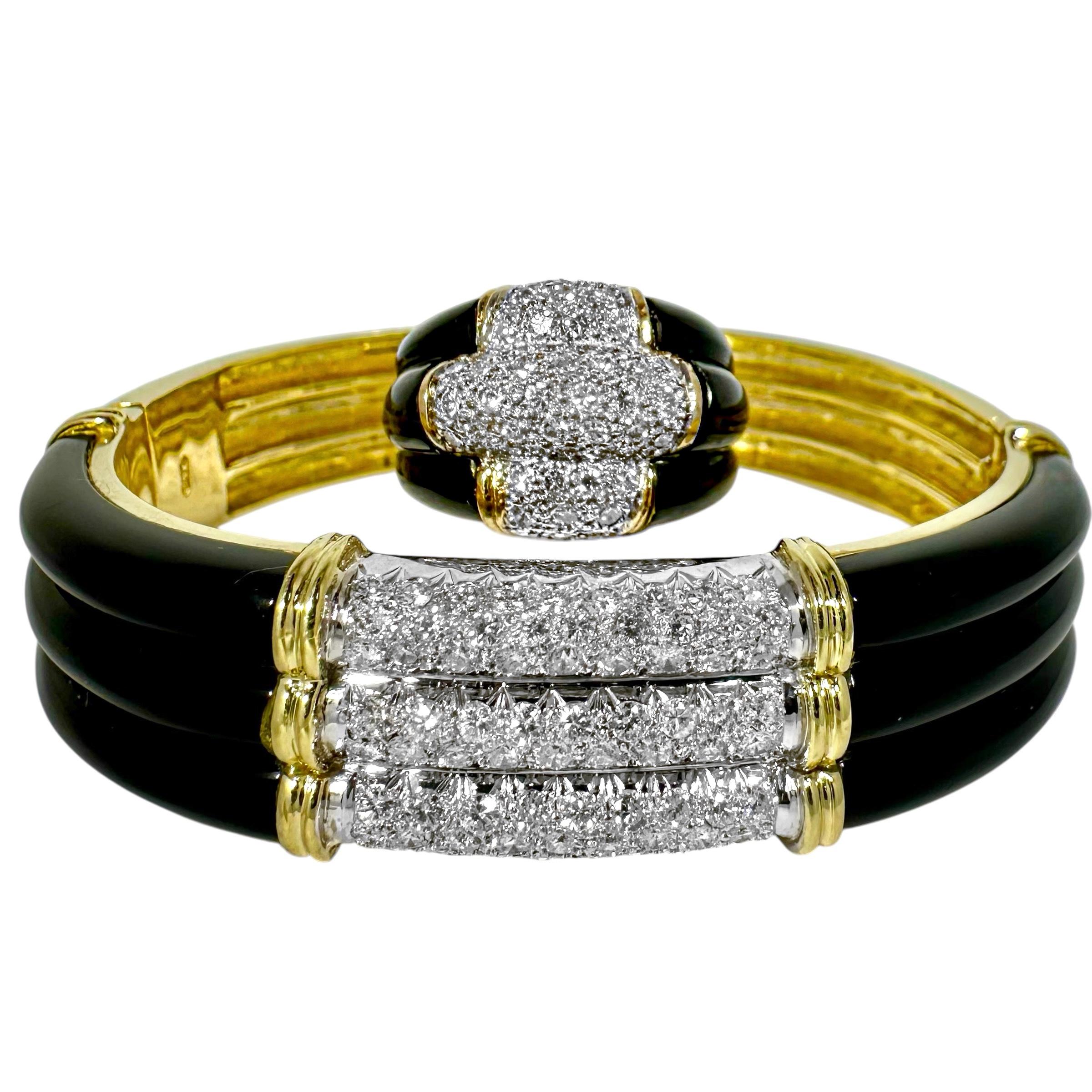 Bague à trois rangées incrustée de diamants avec épaules en onyx en or jaune en vente 7