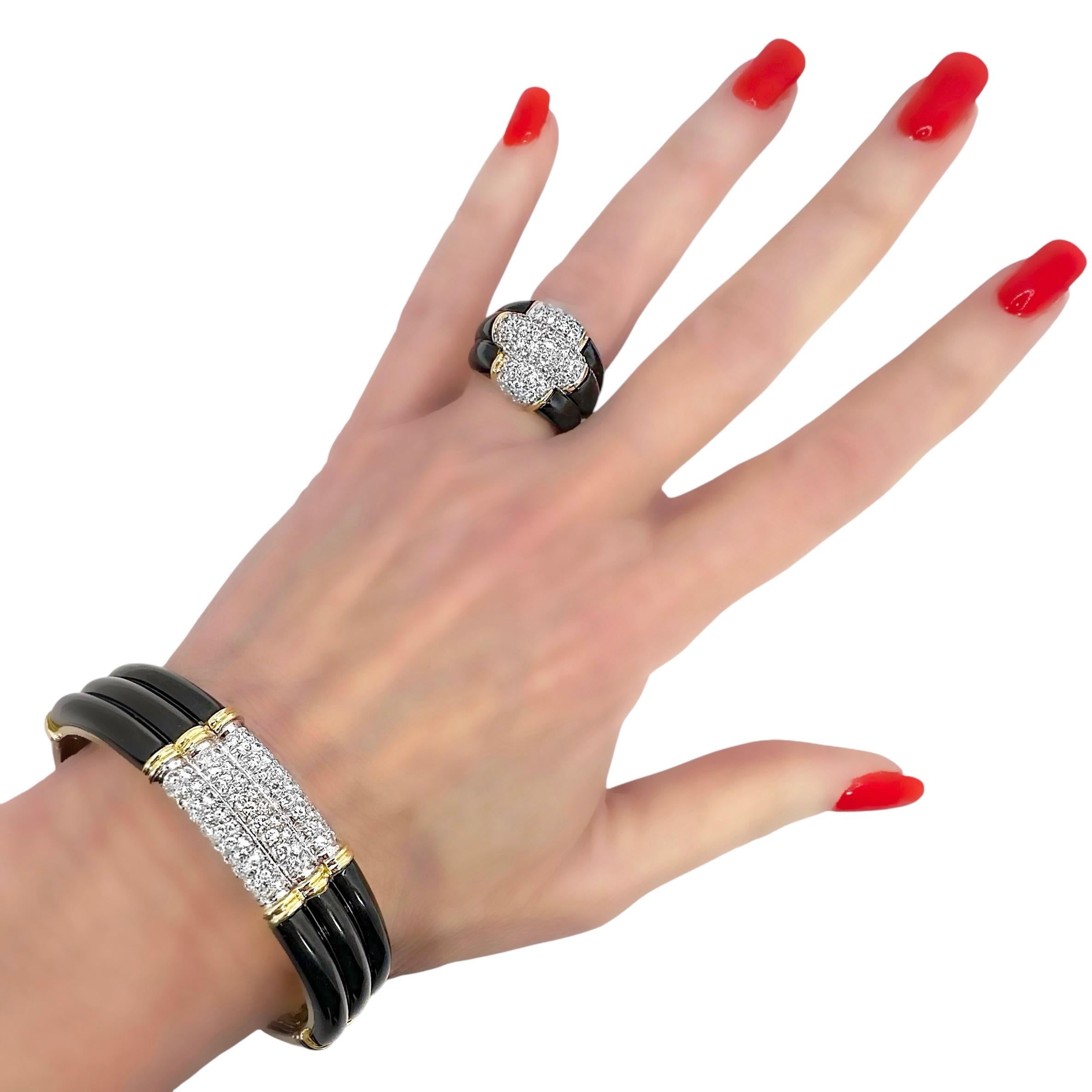 Bague à trois rangées incrustée de diamants avec épaules en onyx en or jaune en vente 8