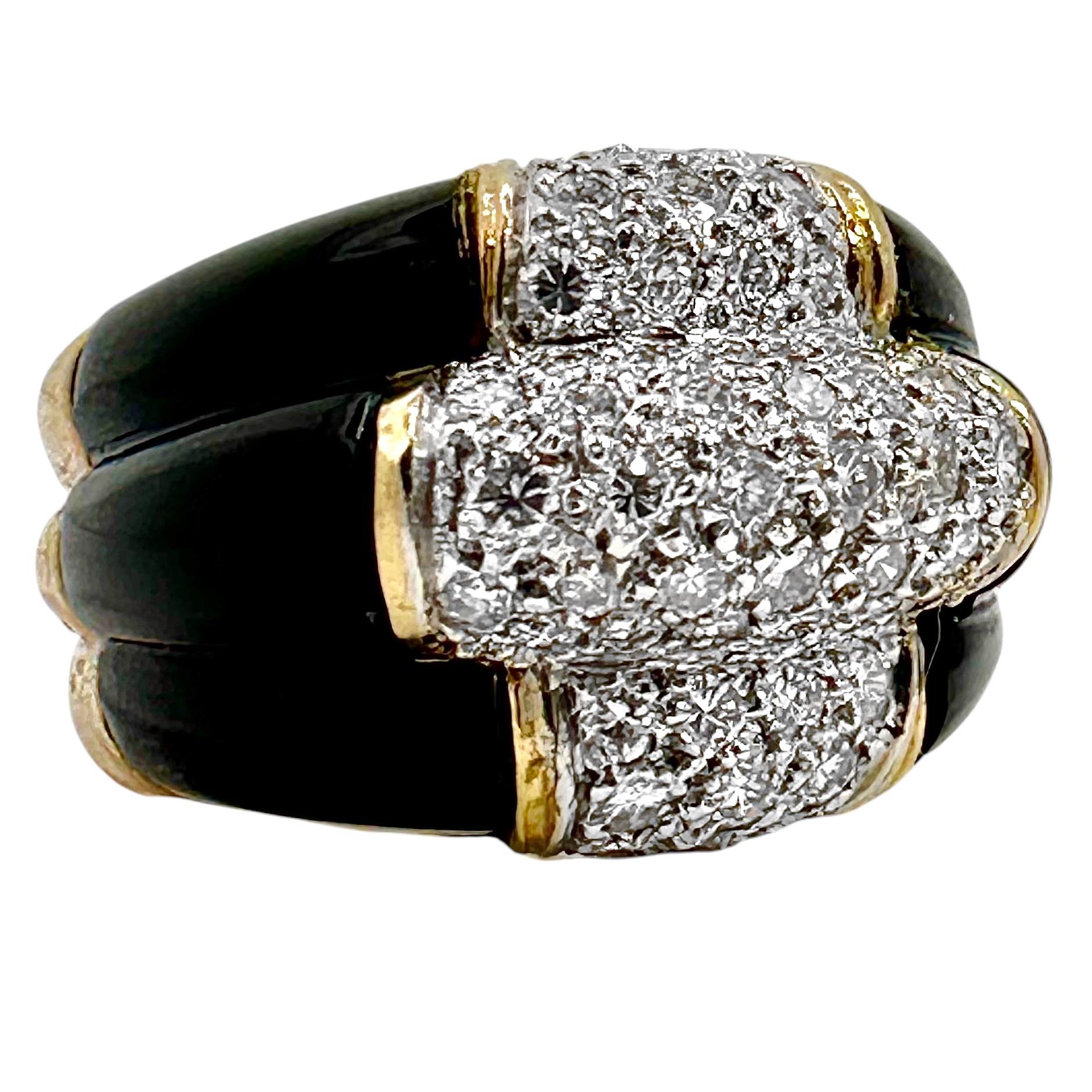 Cette merveilleuse bague de cocktail de la fin du 20e siècle, façonnée en or jaune 14k, est composée de trois sections centrales de bombe incrustées de diamants, flanquées d'épaules de bombe d'onyx noir. Les diamants ont un poids total d'environ