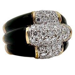 Anillo Triple Fila con Incrustación de Diamantes y Hombros de Ónice en Oro Amarillo