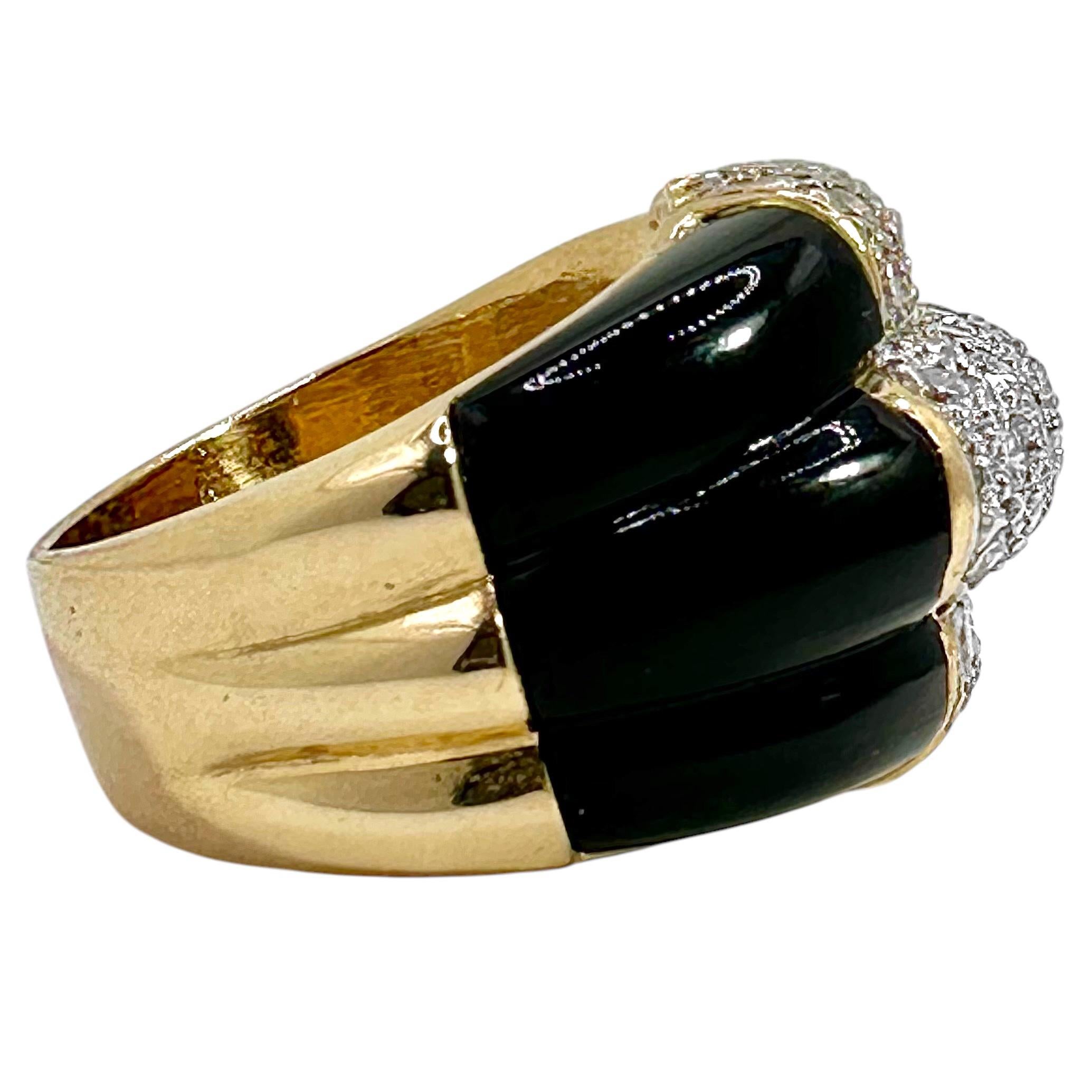 Moderne Bague à trois rangées incrustée de diamants avec épaules en onyx en or jaune en vente