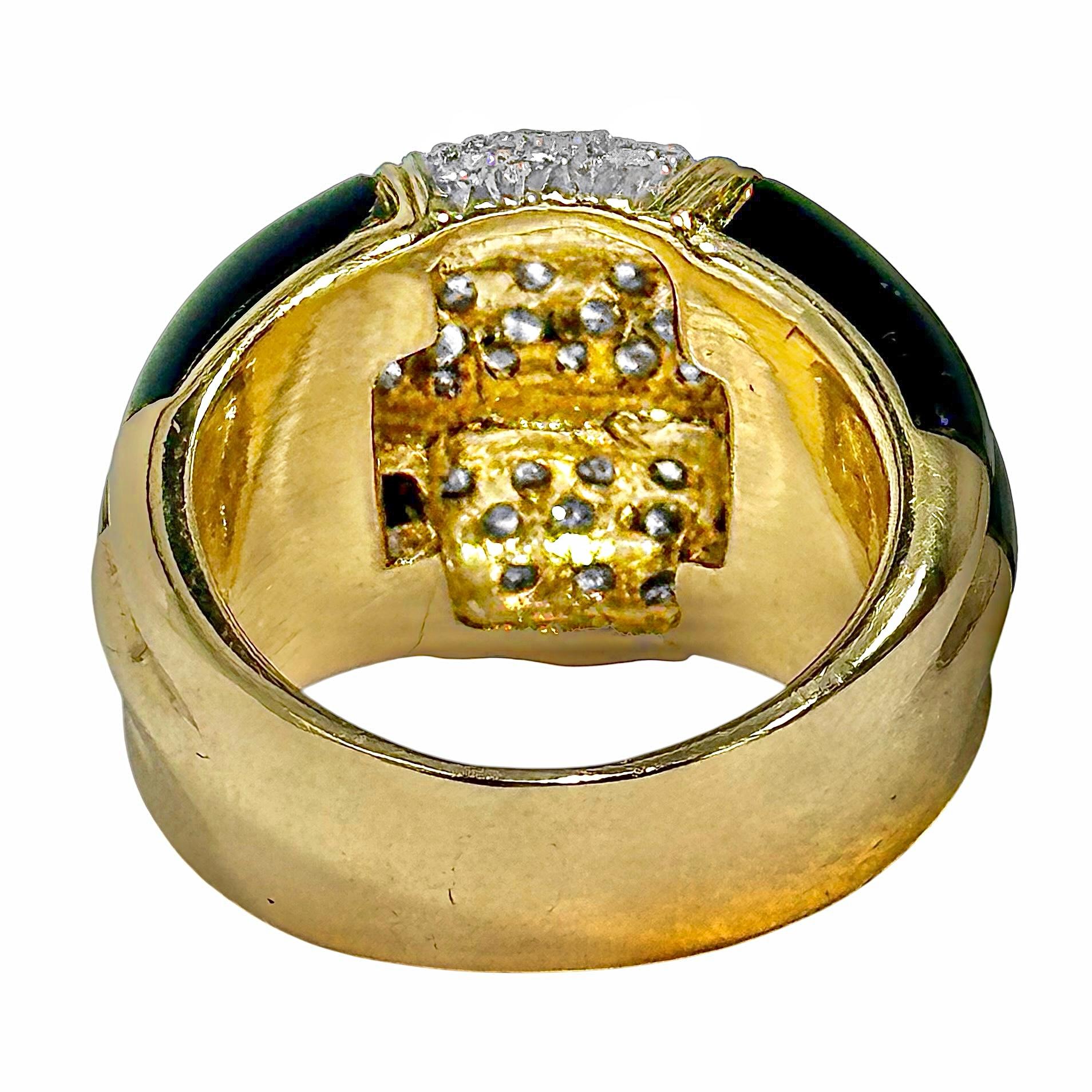 Taille ronde Bague à trois rangées incrustée de diamants avec épaules en onyx en or jaune en vente