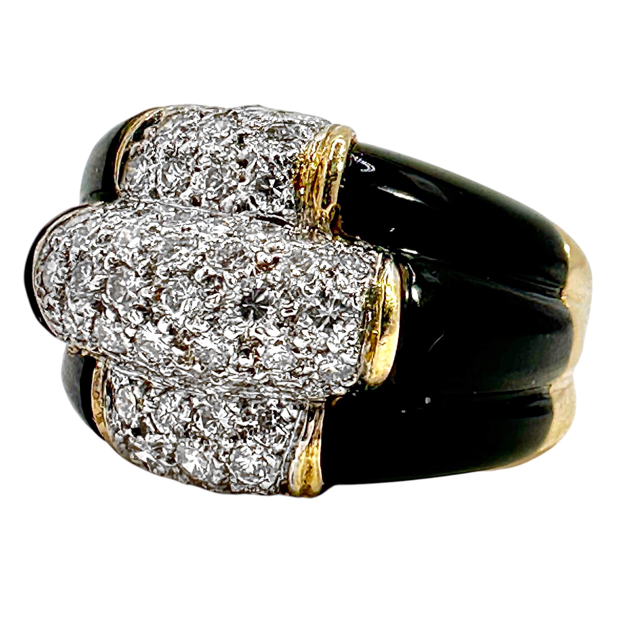 Bague à trois rangées incrustée de diamants avec épaules en onyx en or jaune Pour femmes en vente