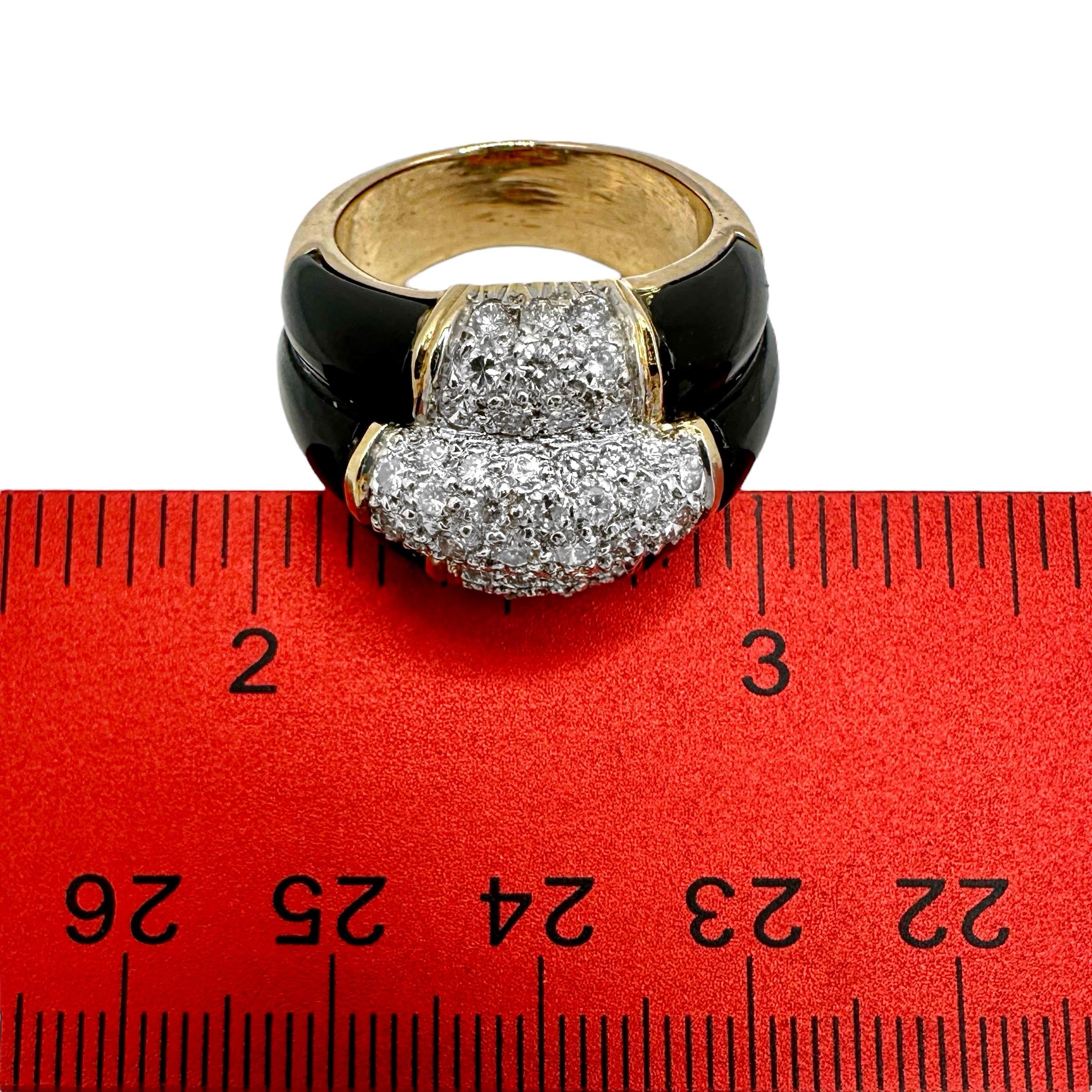 Bague à trois rangées incrustée de diamants avec épaules en onyx en or jaune en vente 1