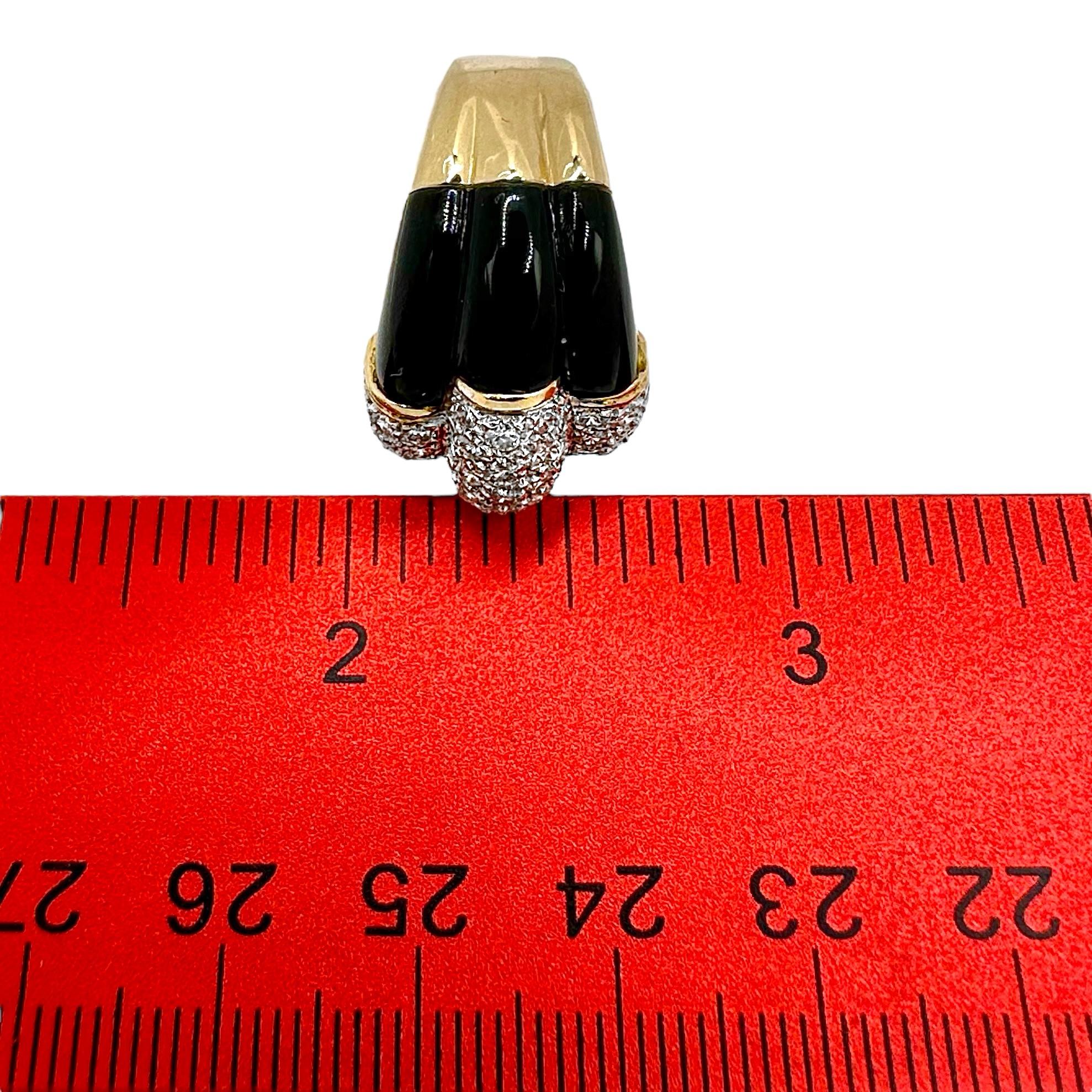 Bague à trois rangées incrustée de diamants avec épaules en onyx en or jaune en vente 2