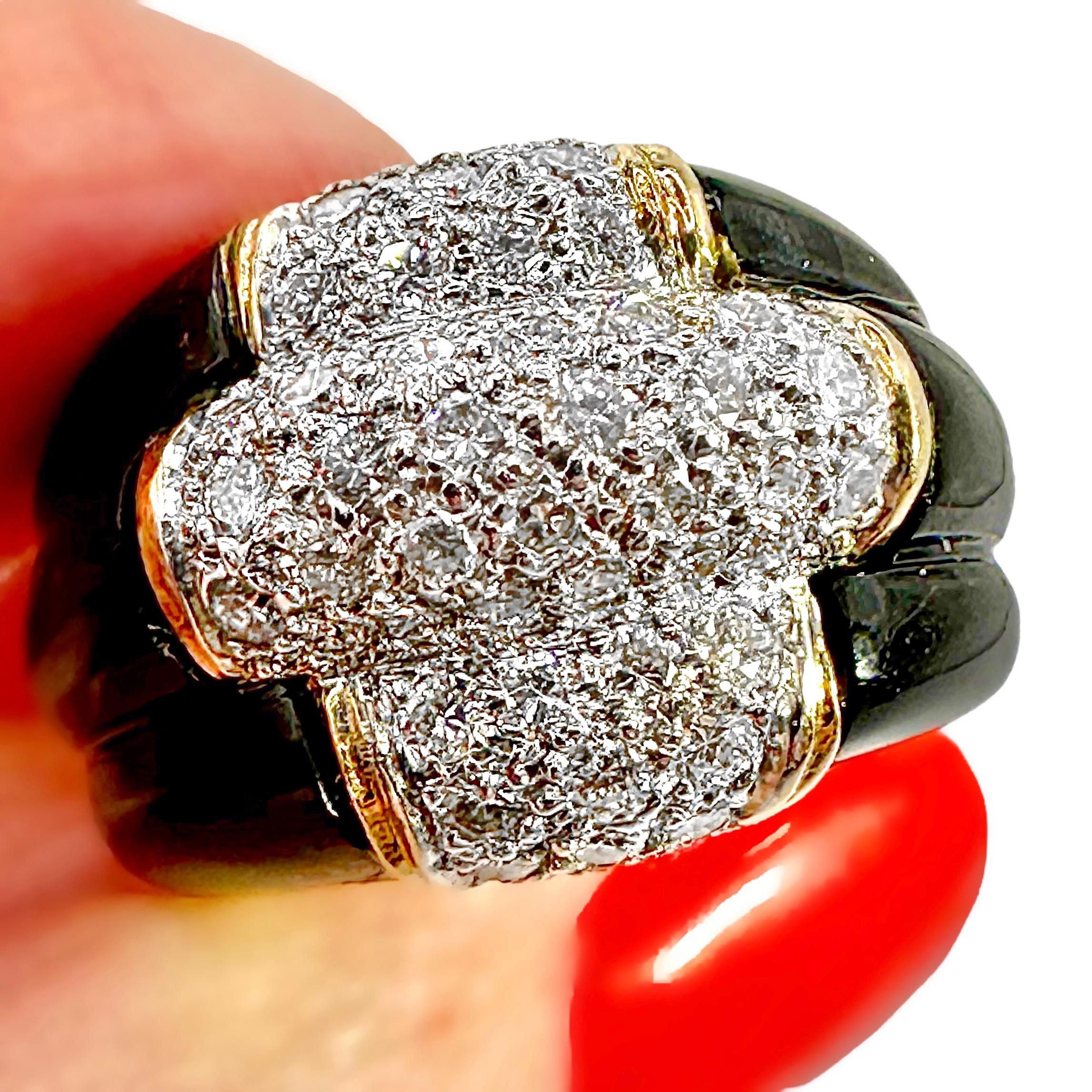 Bague à trois rangées incrustée de diamants avec épaules en onyx en or jaune en vente 3