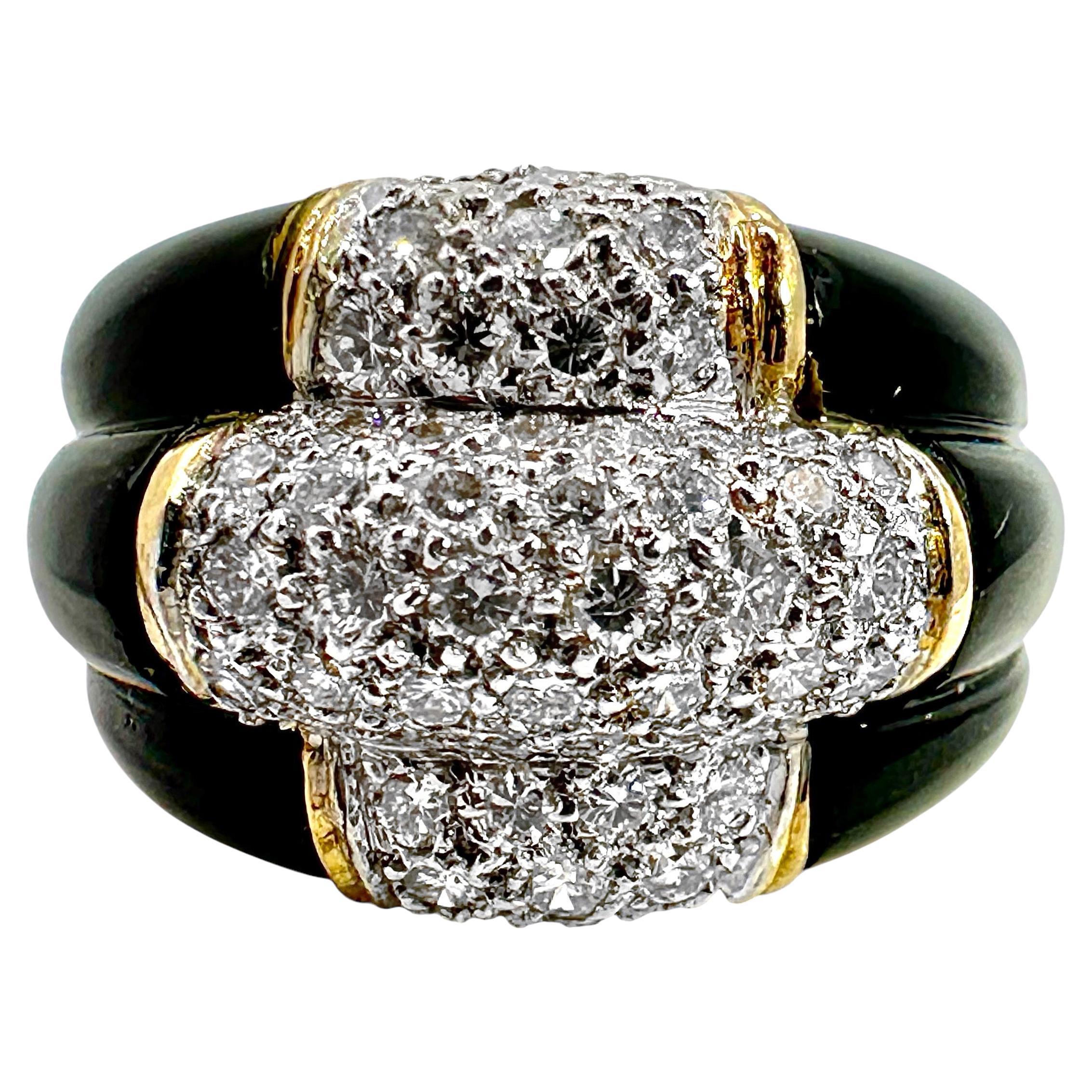 Bague à trois rangées incrustée de diamants avec épaules en onyx en or jaune en vente