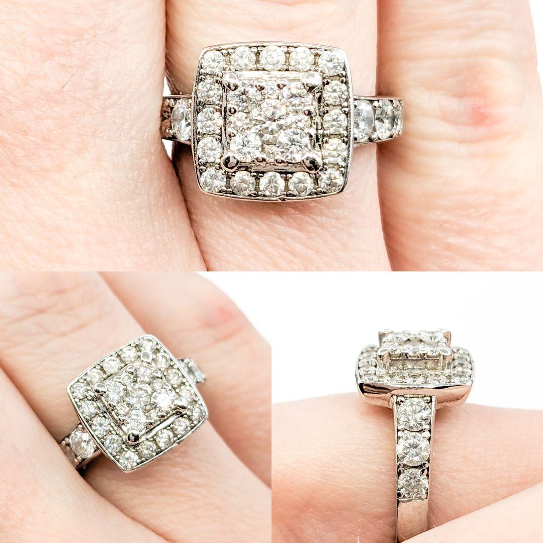 Verlobungs-Cluster-Ring mit Diamant

Unser exquisiter Ring aus 14-karätigem Weißgold wurde sorgfältig gefertigt und soll Sie begeistern und inspirieren. Dieses wunderschöne Schmuckstück ist mit insgesamt 1,00 Karat Diamanten besetzt, die eine