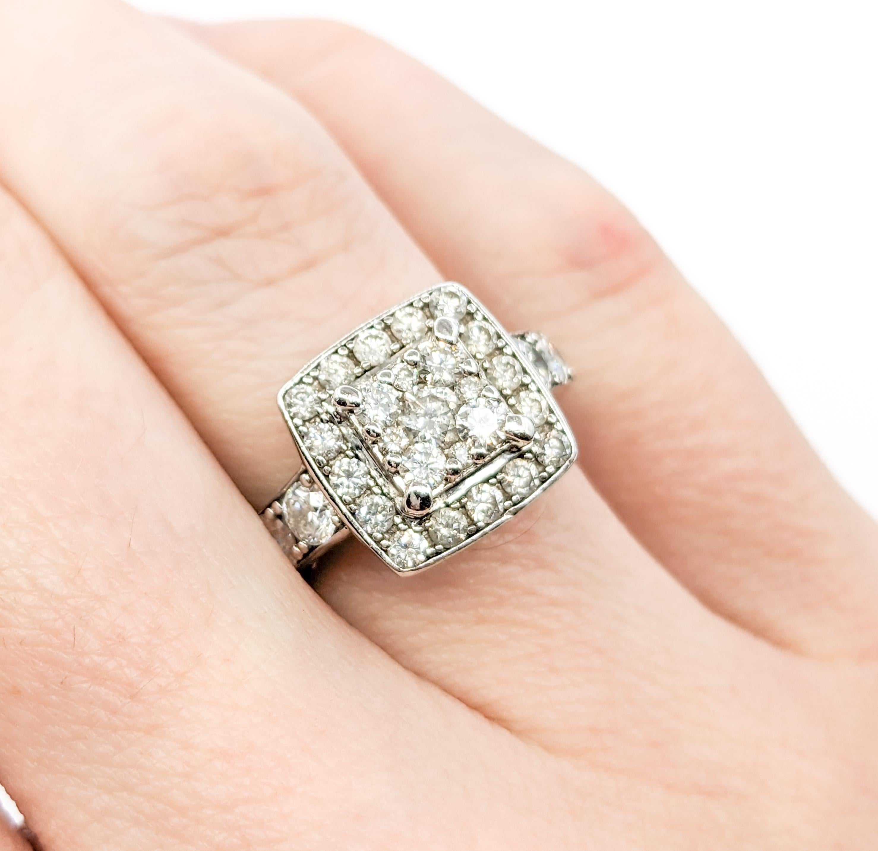 Verlobungs-Cluster-Ring mit Diamant (Rundschliff)