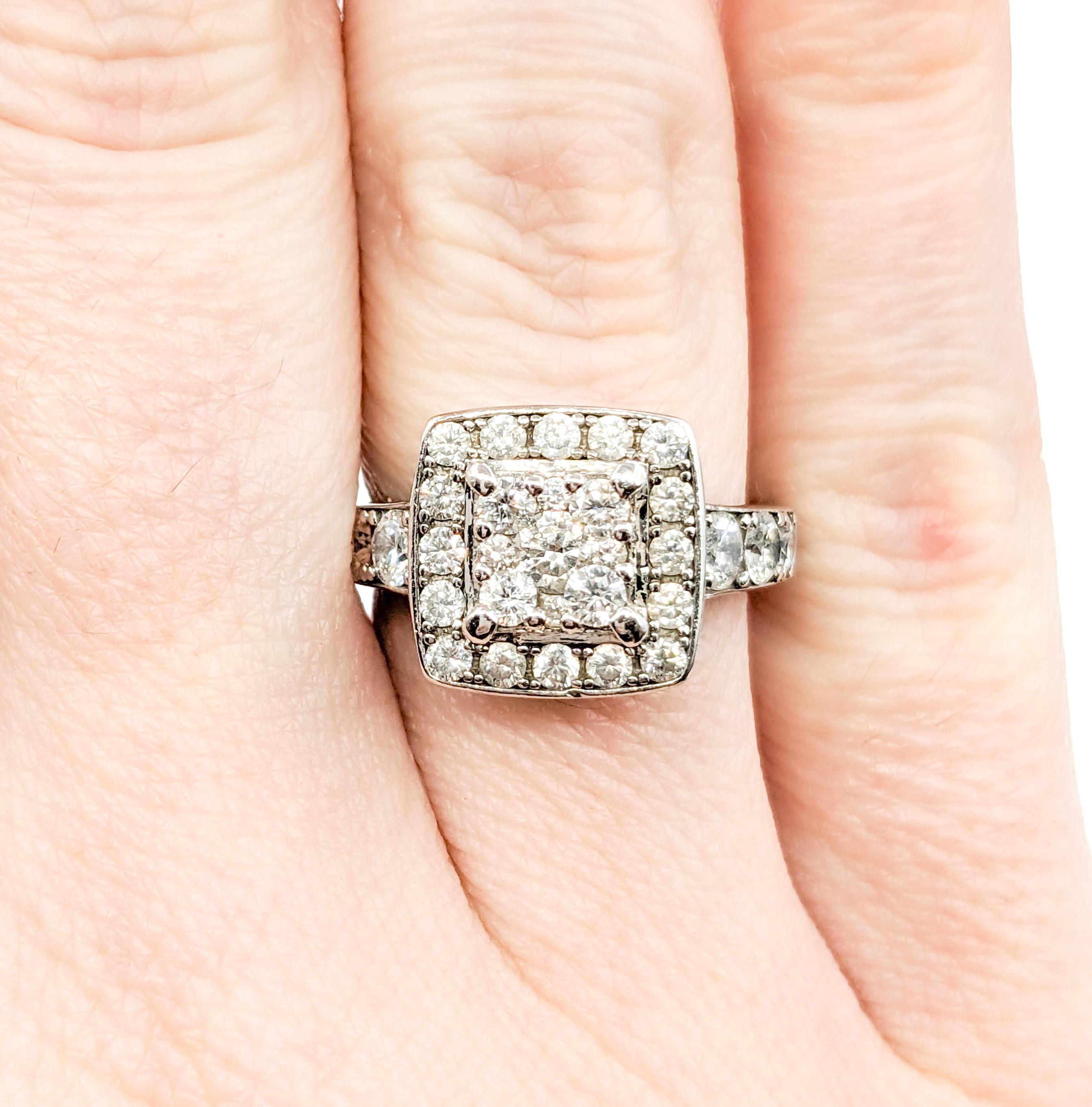 Verlobungs-Cluster-Ring mit Diamant im Zustand „Hervorragend“ in Bloomington, MN