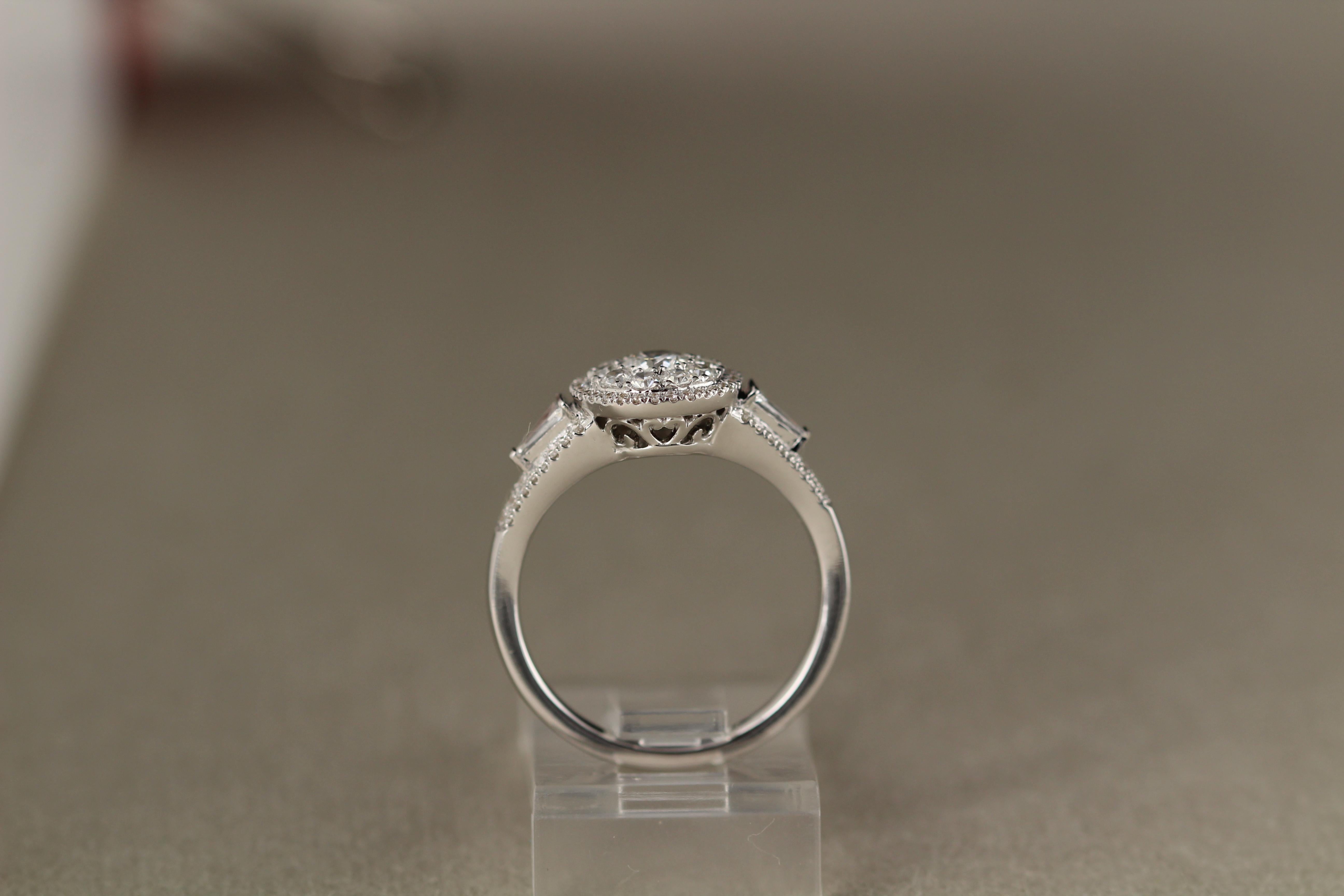 Anello di fidanzamento con diamante Anello con diamante a grappolo in oro bianco 18 carati in vendita 5