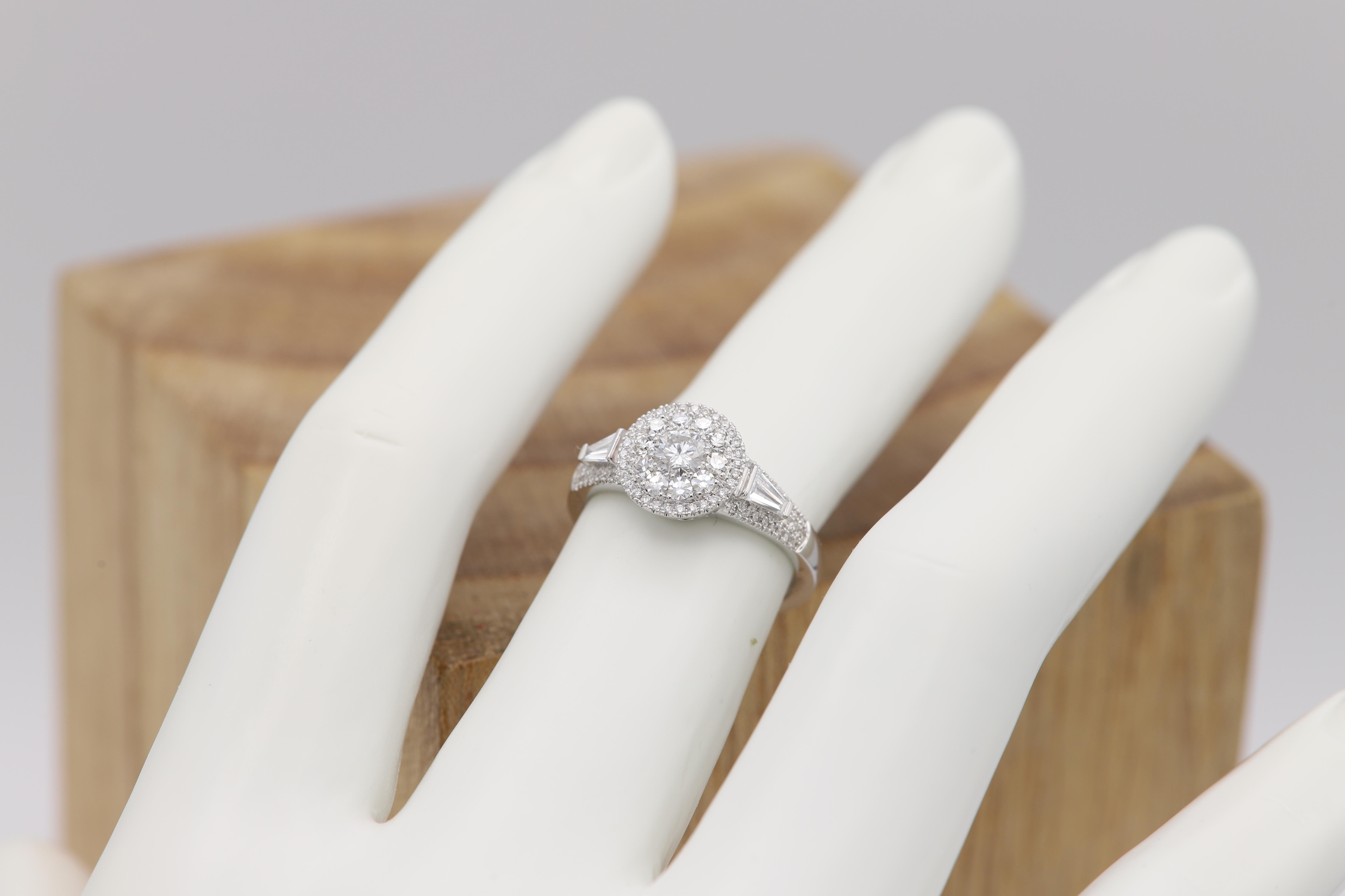 Anello di fidanzamento con diamante Anello con diamante a grappolo in oro bianco 18 carati in vendita 6