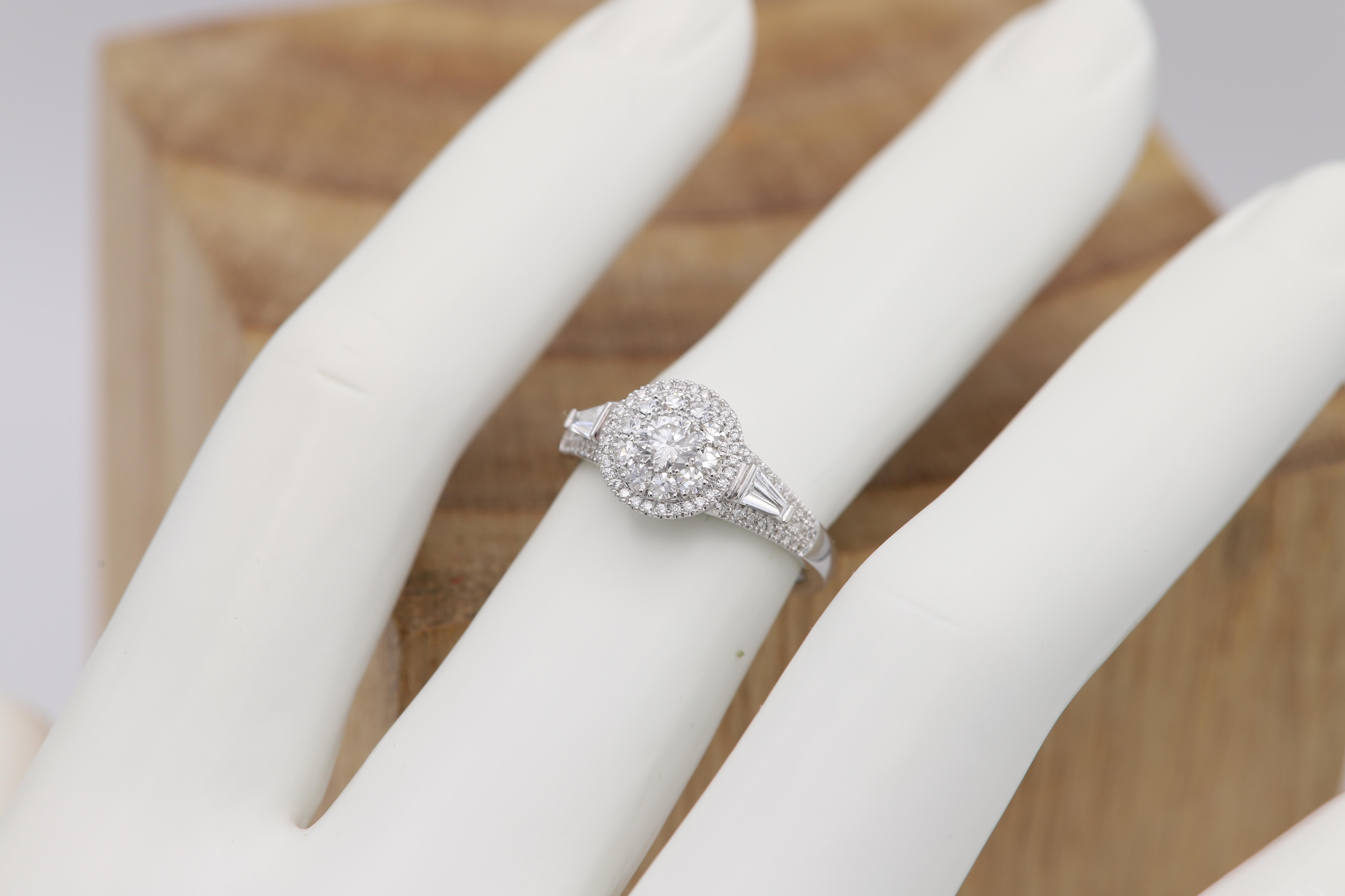 Anello di fidanzamento con diamante Anello con diamante a grappolo in oro bianco 18 carati in vendita 7