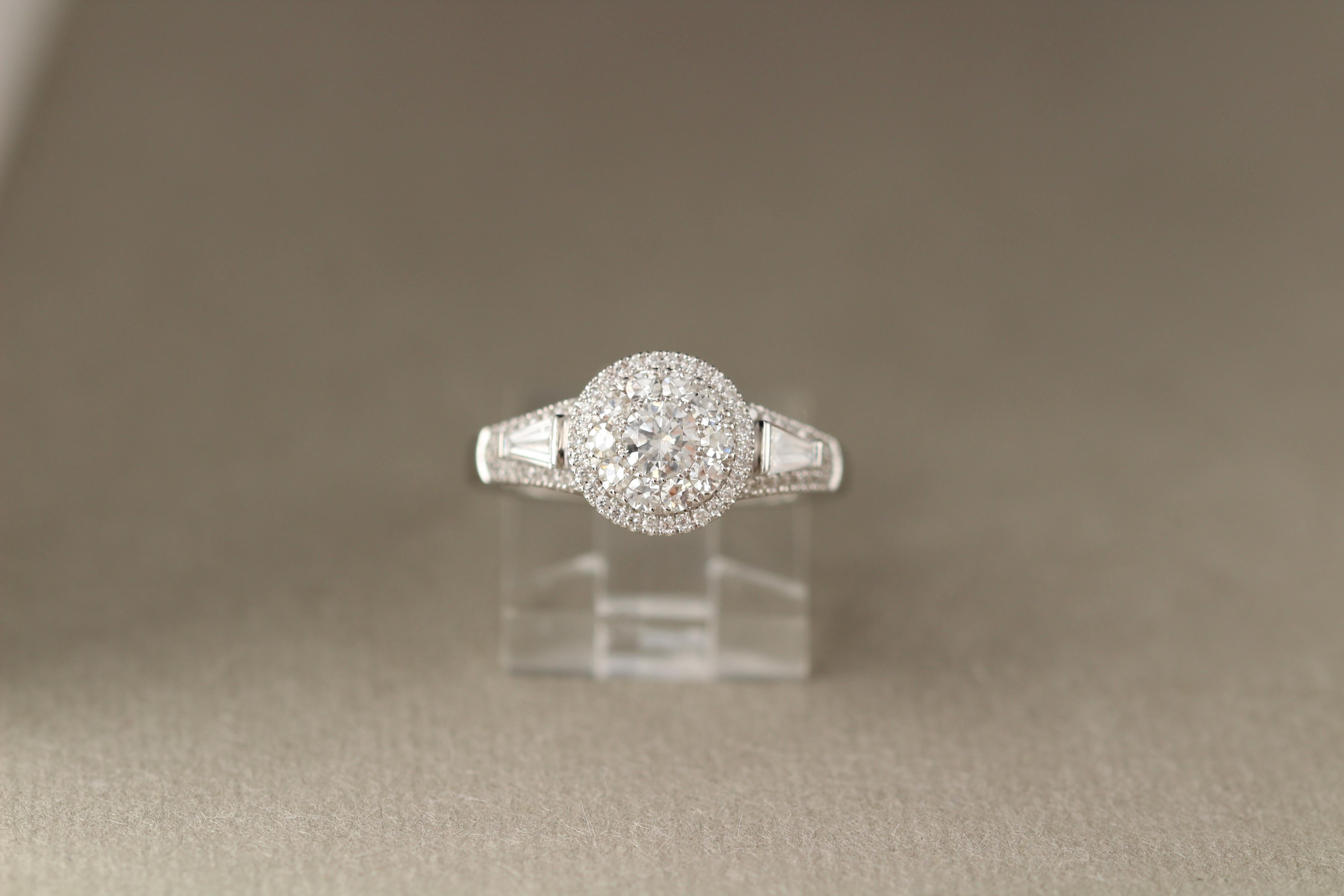 Anello con diamante di alta qualità - incastonatura Super Cluster.
A una piccola distanza, l'area superiore sembra un unico grande diamante, grazie al prezzo dell'incastonatura e alla raffinata lavorazione, oltre ai diamanti bianchi scintillanti: