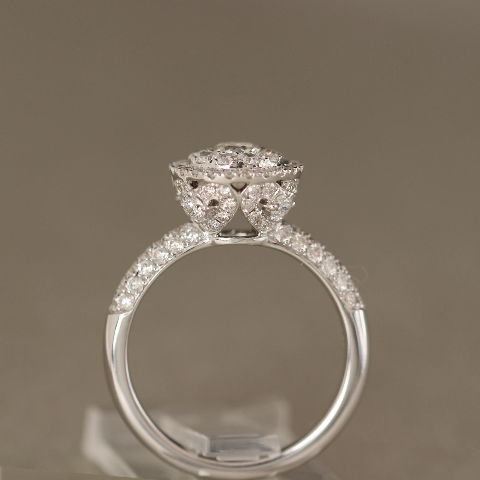 High Quality Diamond Ring - Super Cluster setting.
to the eye as a small distance the top area looks like one large Diamonds becuase of the pricision of the setting and the fine workmanship plus the sparkling white diamonds - all combine produced a