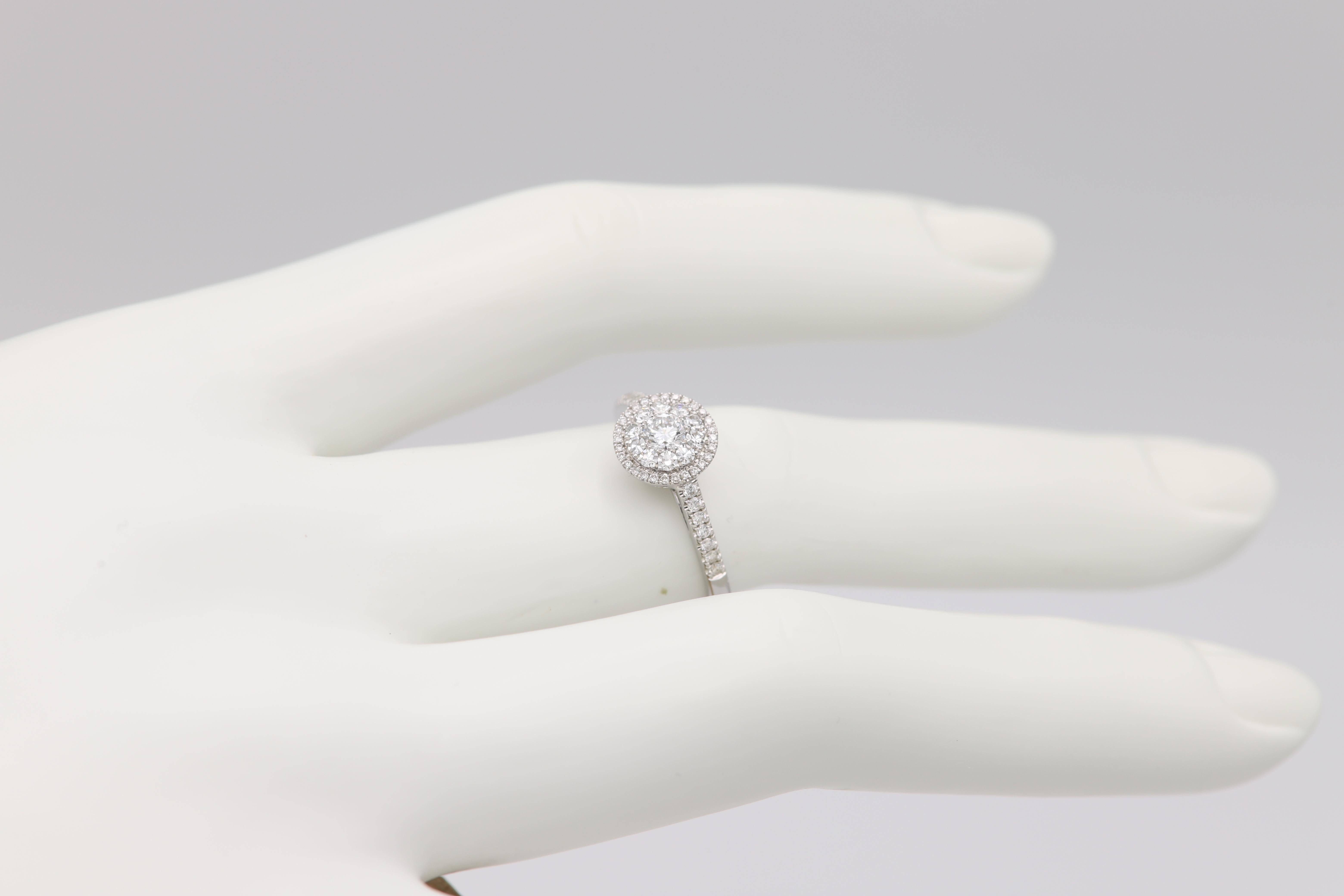 Diamant-Verlobungsring 18 Karat Weißgold Cluster Diamant-Ring (Rundschliff) im Angebot