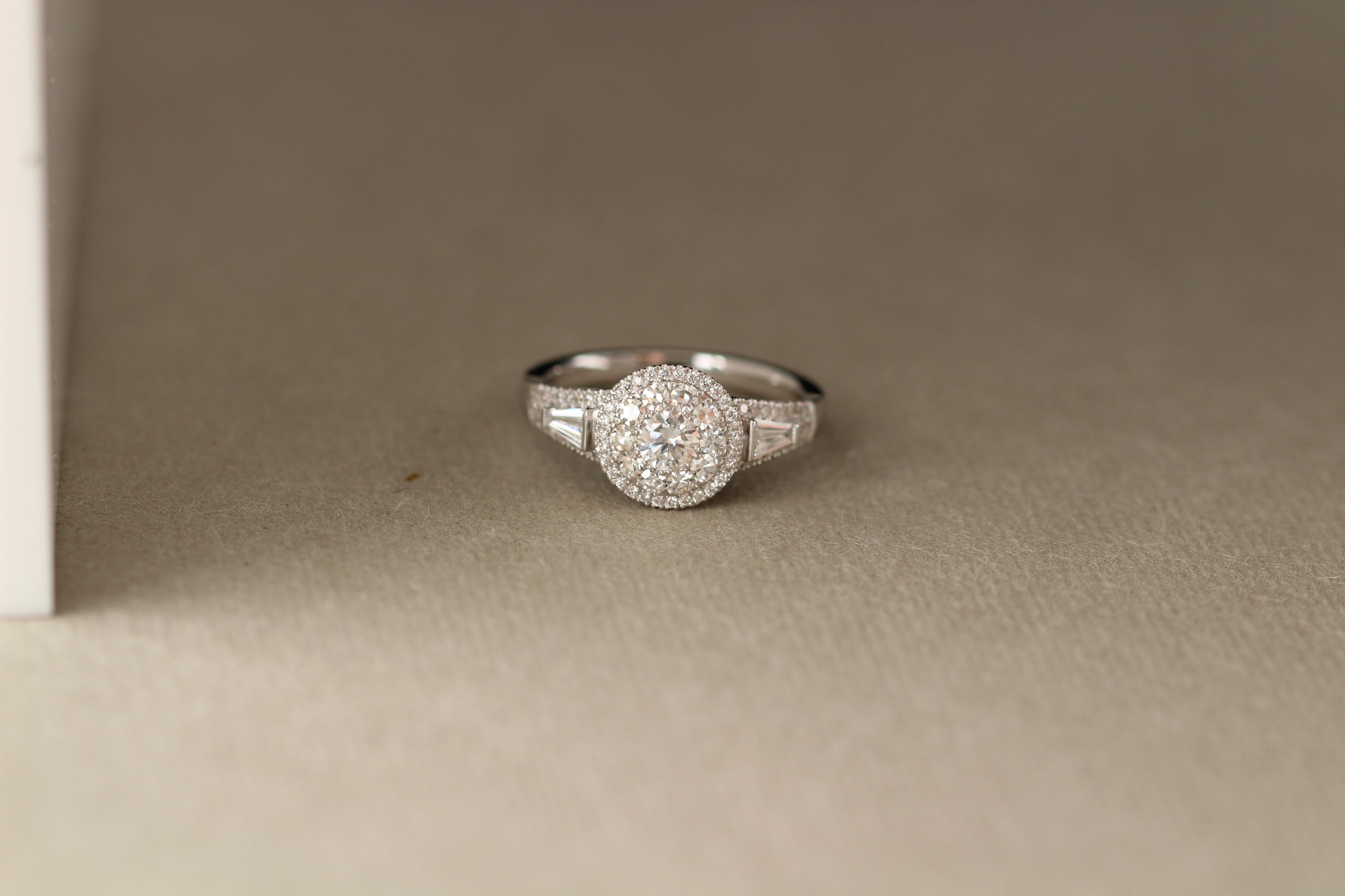 Taglio rotondo Anello di fidanzamento con diamante Anello con diamante a grappolo in oro bianco 18 carati in vendita