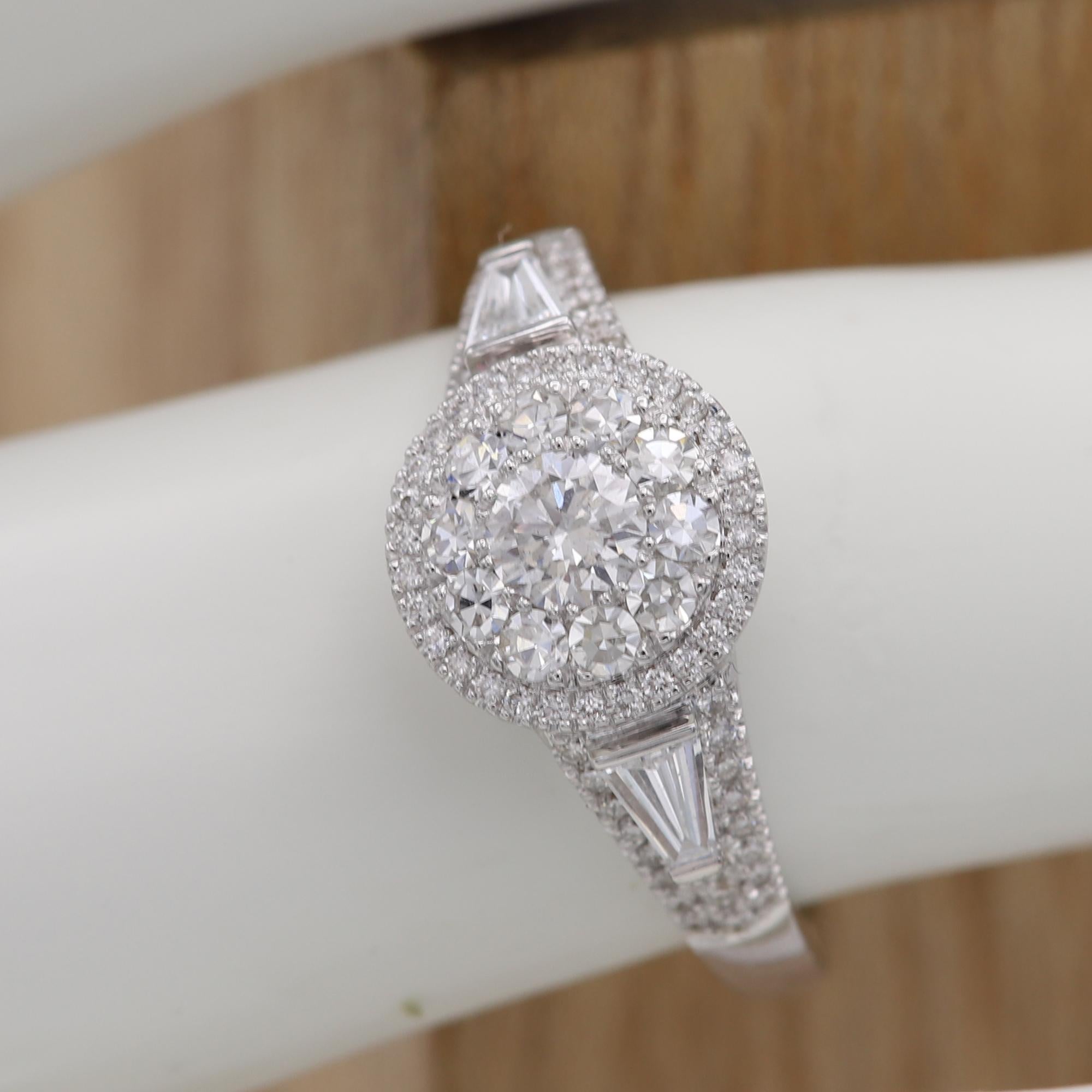 Anello di fidanzamento con diamante Anello con diamante a grappolo in oro bianco 18 carati In condizioni Nuovo in vendita a Brooklyn, NY