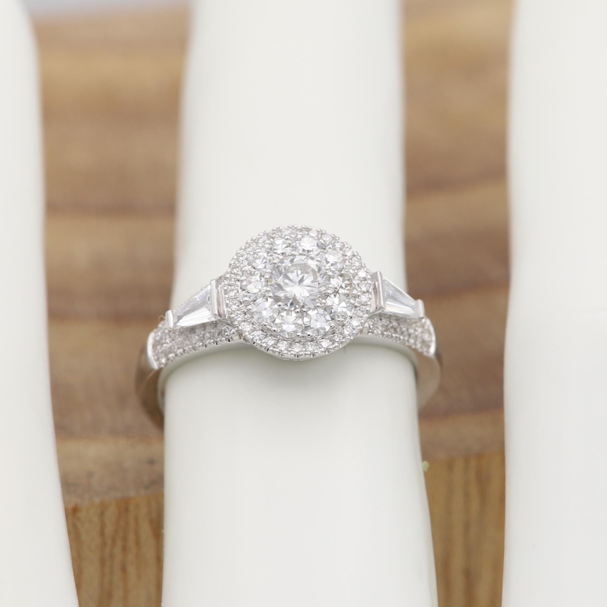 Donna Anello di fidanzamento con diamante Anello con diamante a grappolo in oro bianco 18 carati in vendita