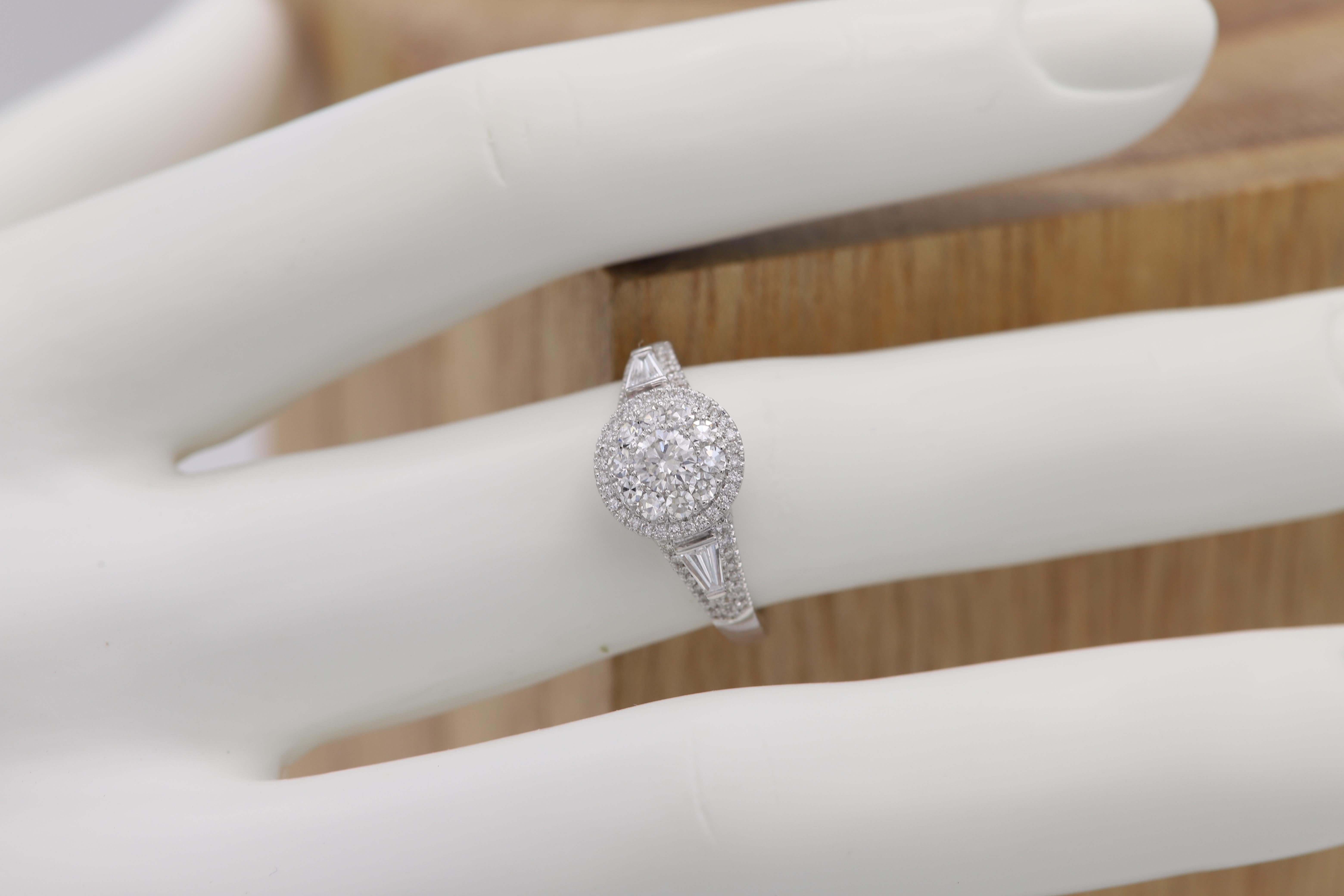 Anello di fidanzamento con diamante Anello con diamante a grappolo in oro bianco 18 carati in vendita 1
