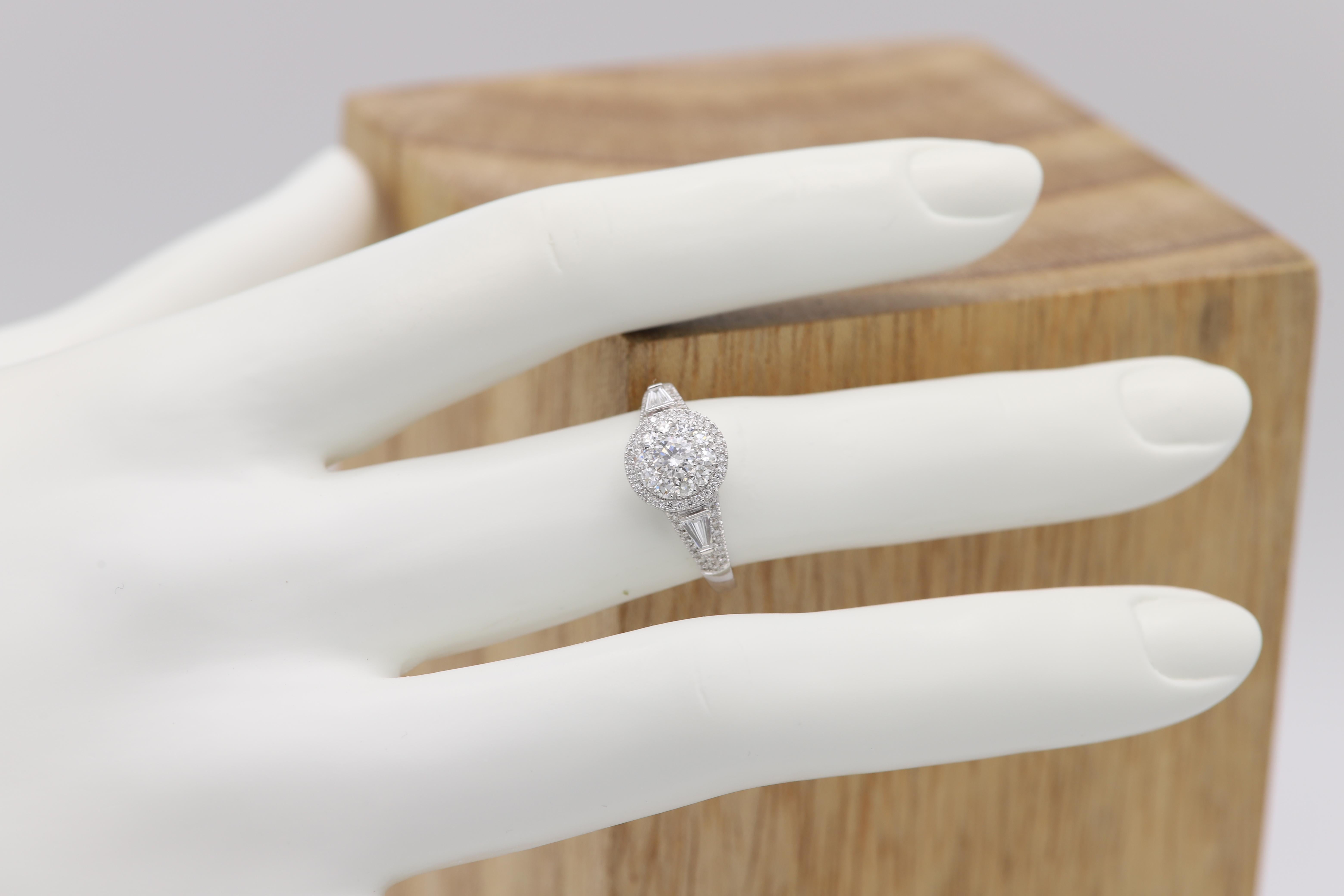Anello di fidanzamento con diamante Anello con diamante a grappolo in oro bianco 18 carati in vendita 3