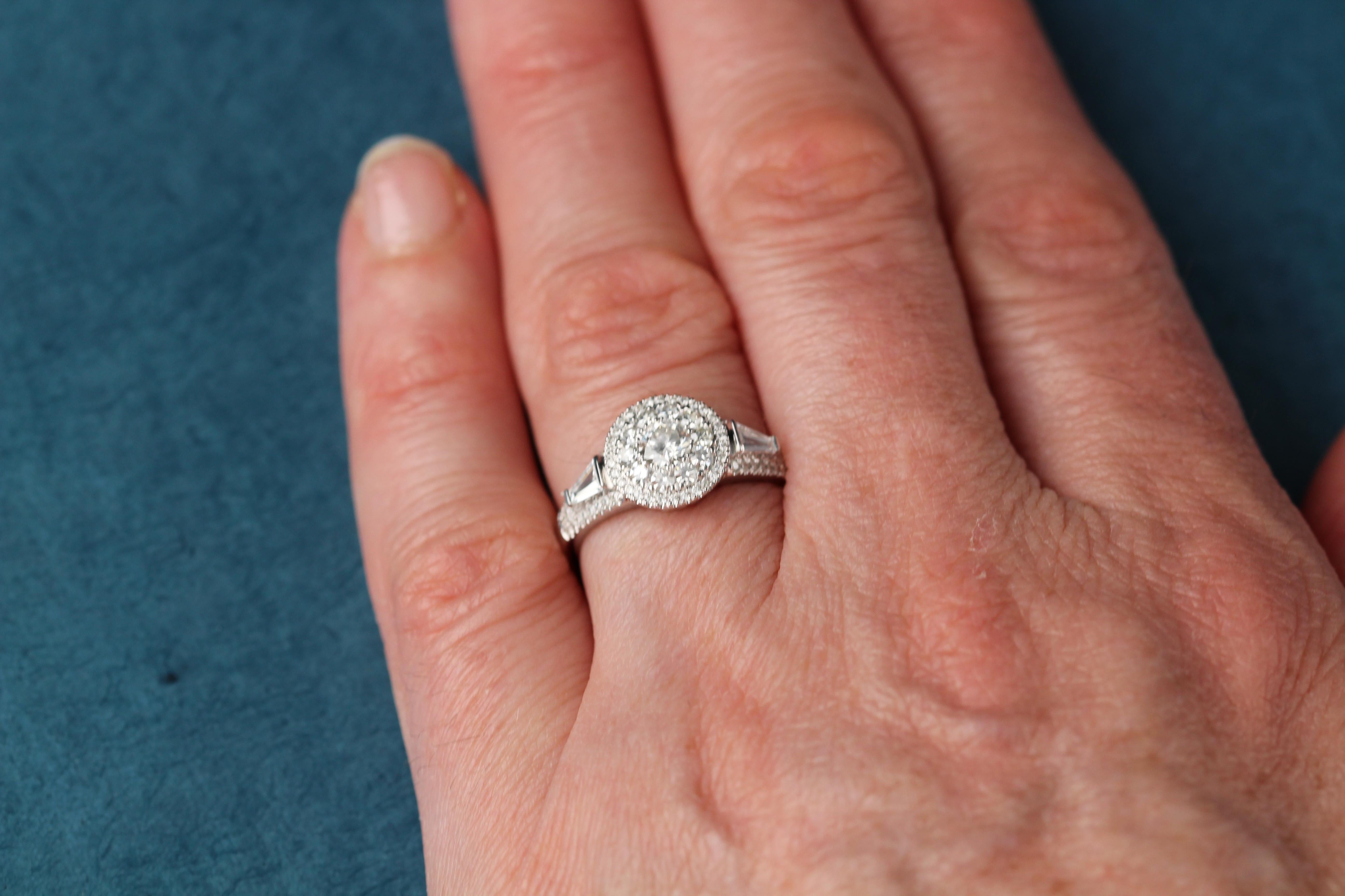 Anello di fidanzamento con diamante Anello con diamante a grappolo in oro bianco 18 carati in vendita 4