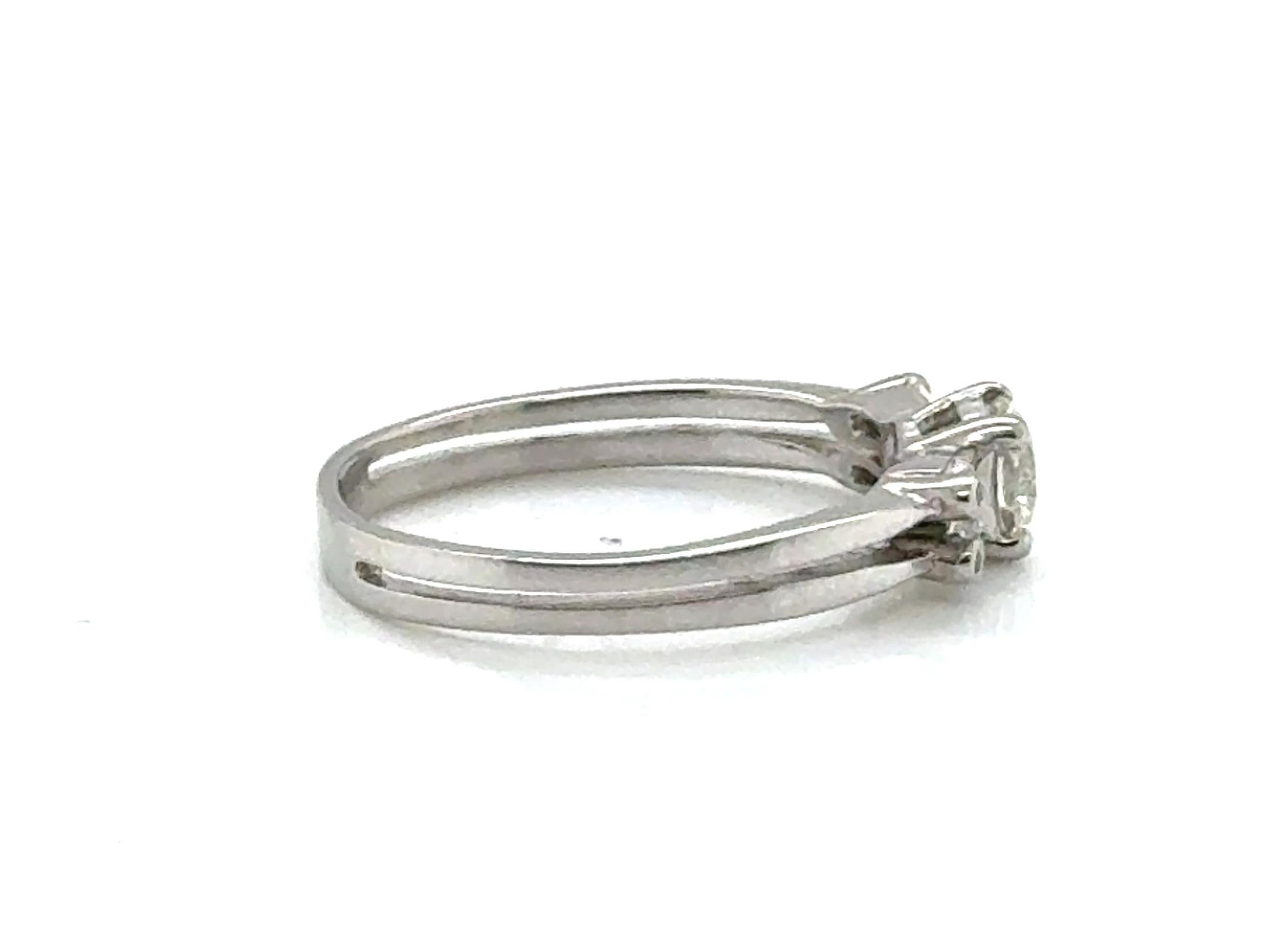 Brand New Diamond Engagement Ring .72ct Round Brilliant 14K White Gold



Avec un centre en diamant véritable de taille ronde et brillante de 46 ct.

Baguettes effilées de chaque côté

100 % de diamants naturels extraits de mines

.72 Carat Poids du