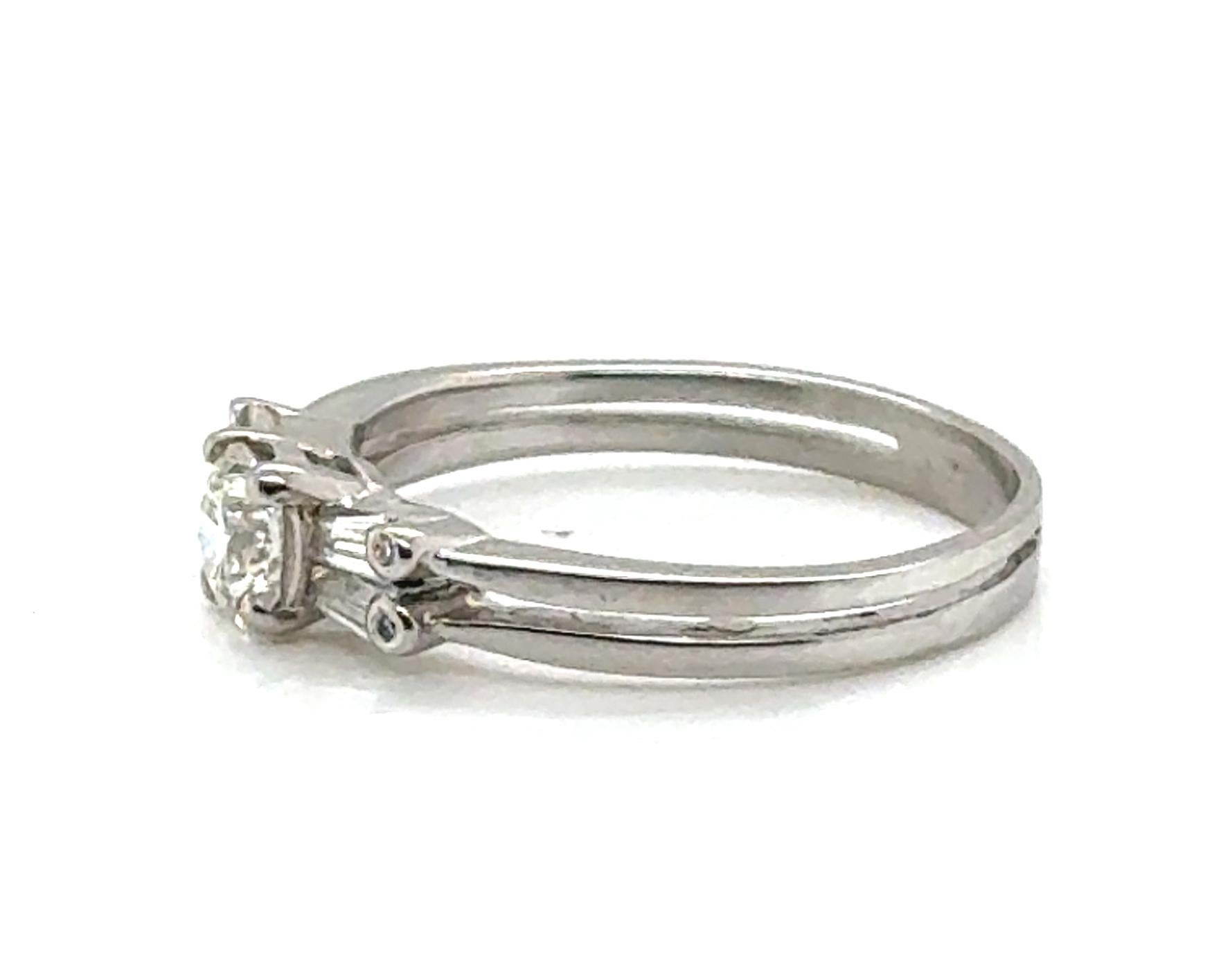 Taille ronde Bague de fiançailles diamant .72ct Mined Round Brilliant 14K White Gold Brand New en vente