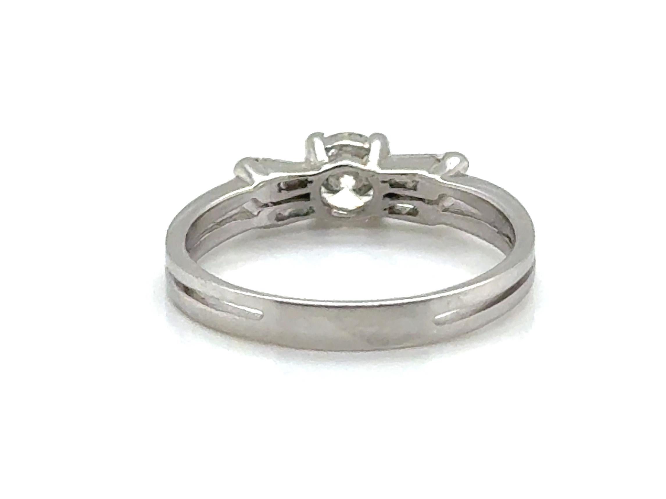 Bague de fiançailles diamant .72ct Mined Round Brilliant 14K White Gold Brand New Pour femmes en vente