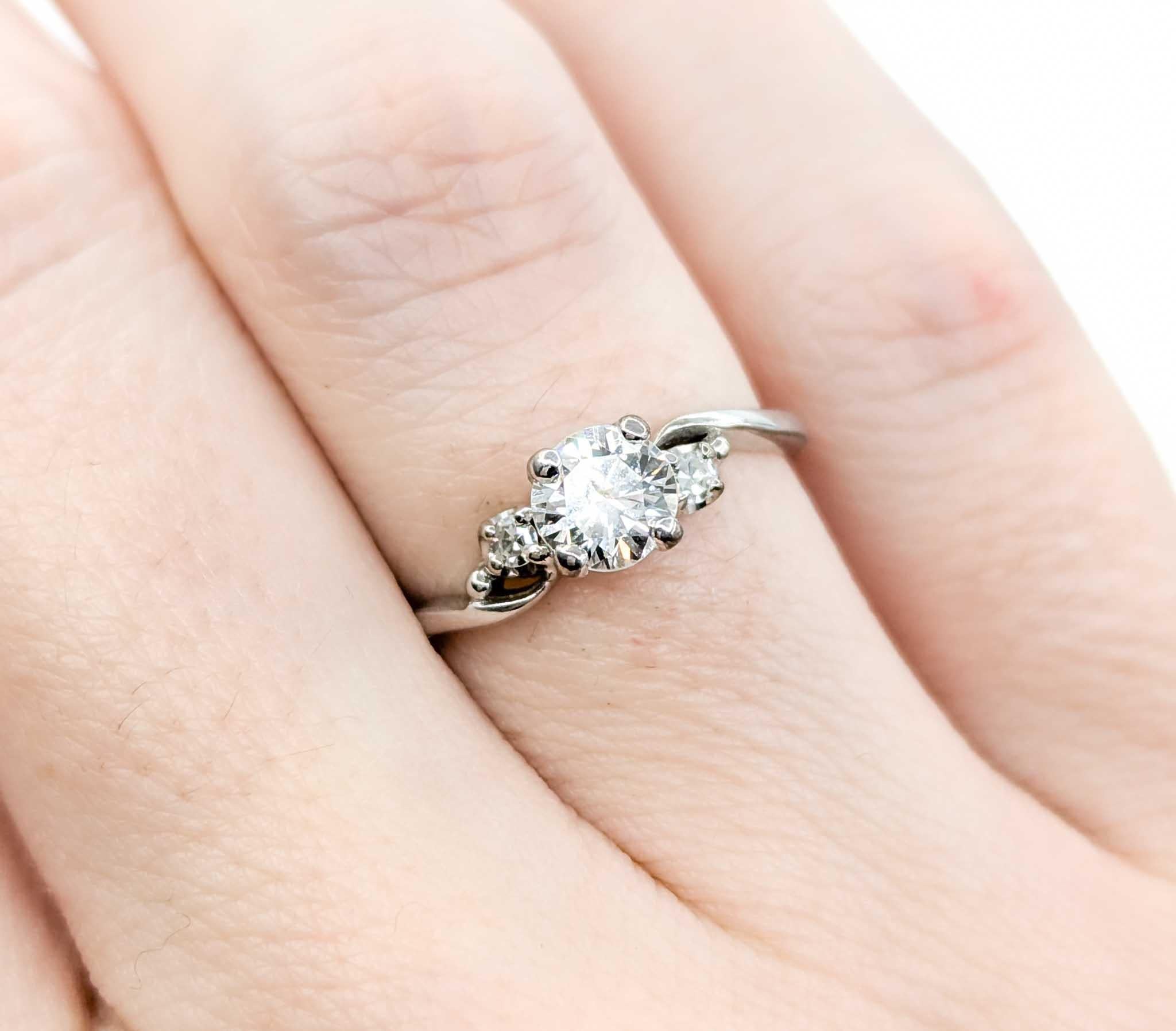 Round Cut Diamond Engagement Ring in 14k White Gold For Sale