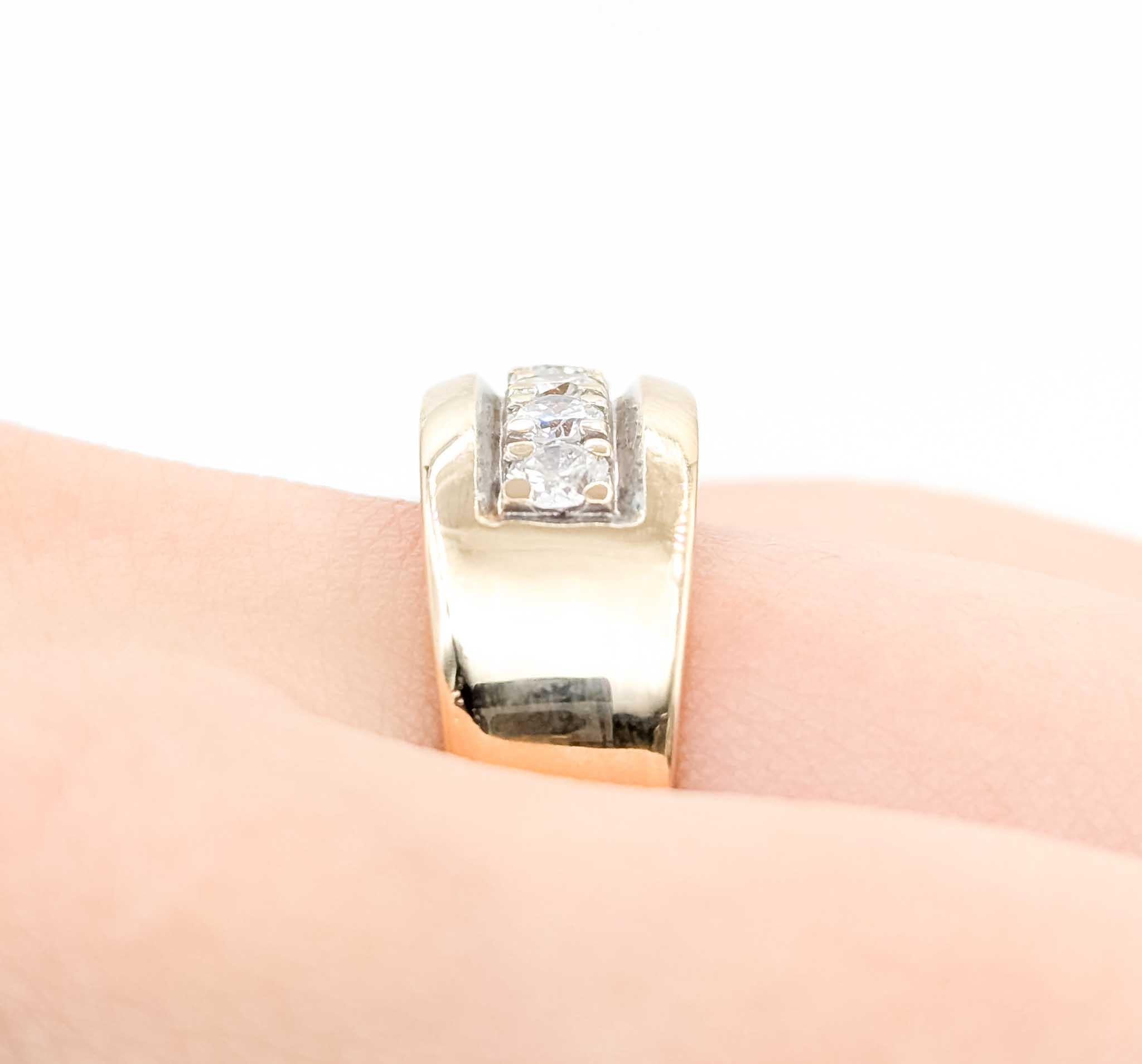 Bague de fiançailles en or jaune 14k

Voici cette exquise bague de fiançailles en diamant, méticuleusement fabriquée en or jaune 14k. Cette superbe pièce présente un sertissage classique, mettant en valeur une collection de diamants étincelants qui