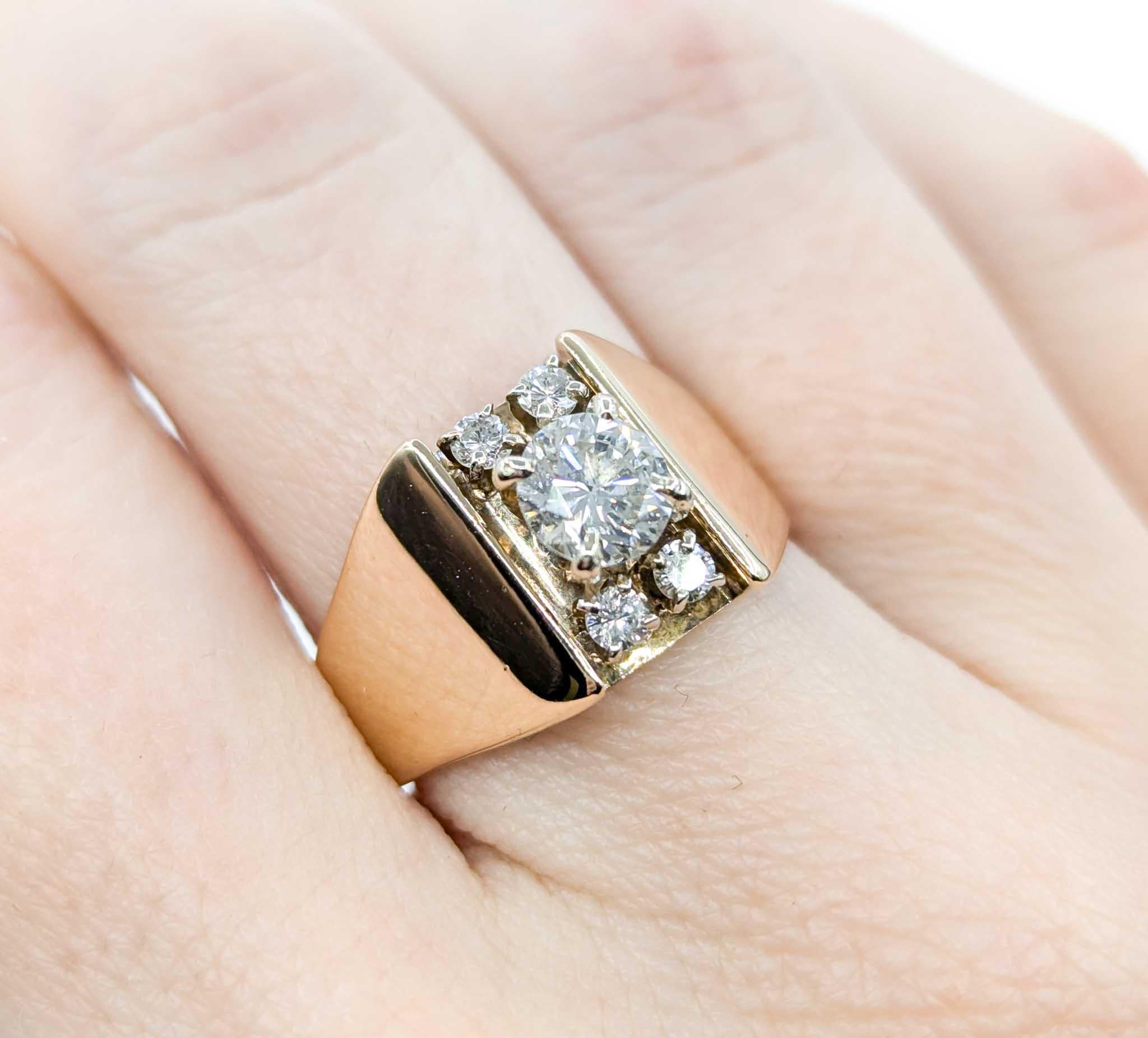 Round Cut Diamond Engagement Ring in 14k Yellow Gold For Sale