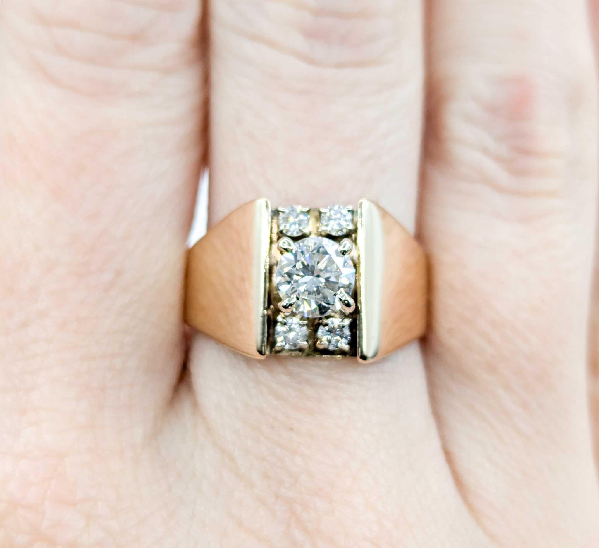 Diamond Engagement Ring in 14k Yellow Gold In Excellent Condition For Sale In Bloomington, MN
