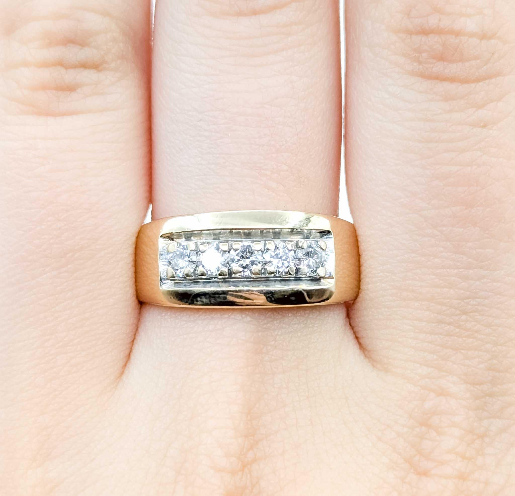 Taille ronde Bague de fiançailles en or jaune 14k en vente