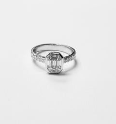 Anillo de compromiso de diamantes en oro blanco de 18 quilates.