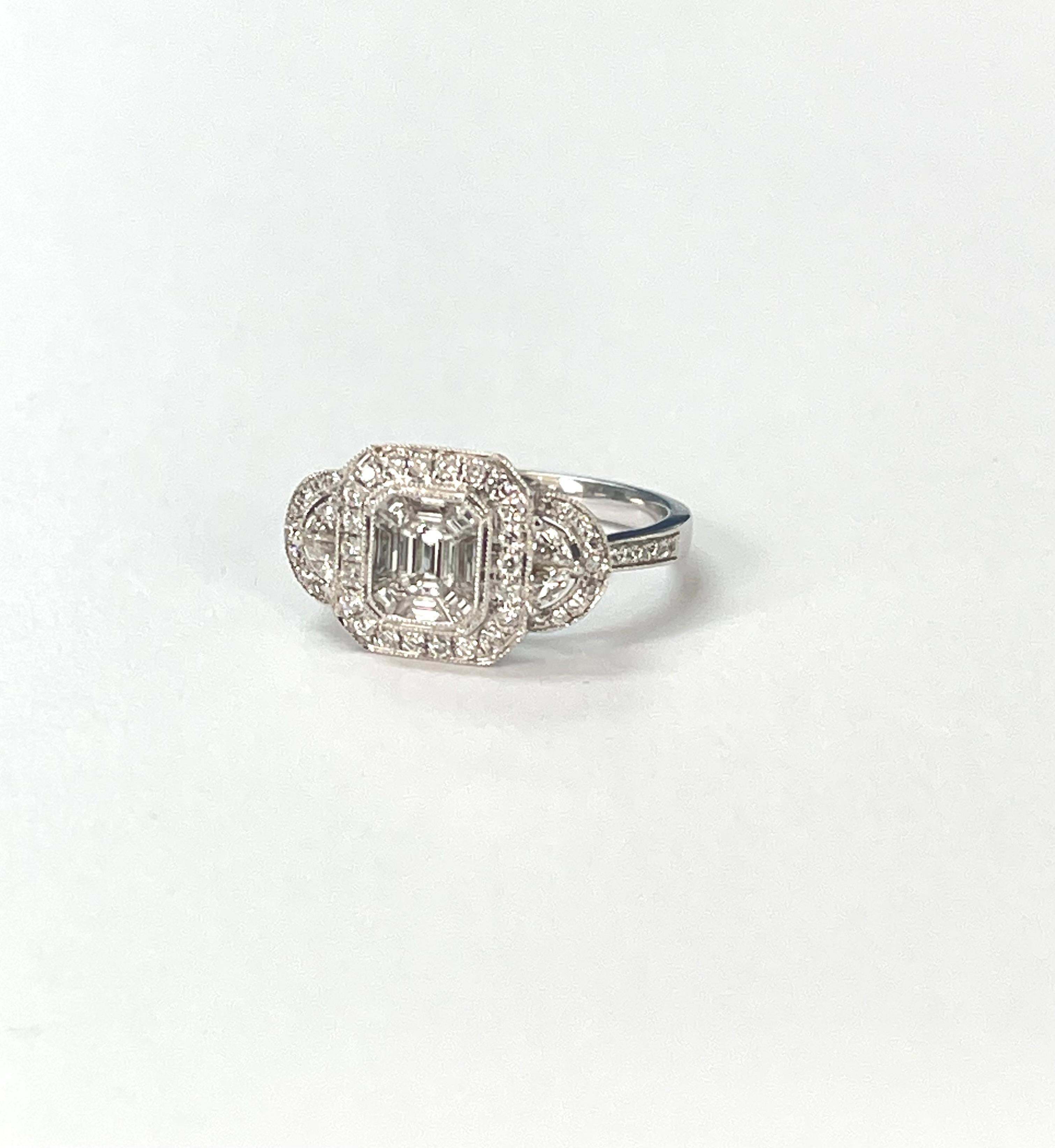 Bague de fiançailles en diamant magnifiquement réalisée à la main en or blanc 18k. 

Les détails sont les suivants : 
Poids du diamant : 0,96 carat (couleur HI et pureté VS) 
Dimensions : 10.8mm par 17.31mm 
Taille de la bague : 6.5 
