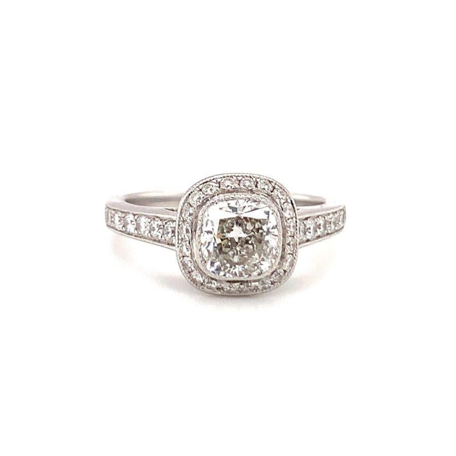 Diamond Engagement Ring in 18K White Gold In Good Condition For Sale In Beverly Hills, CA