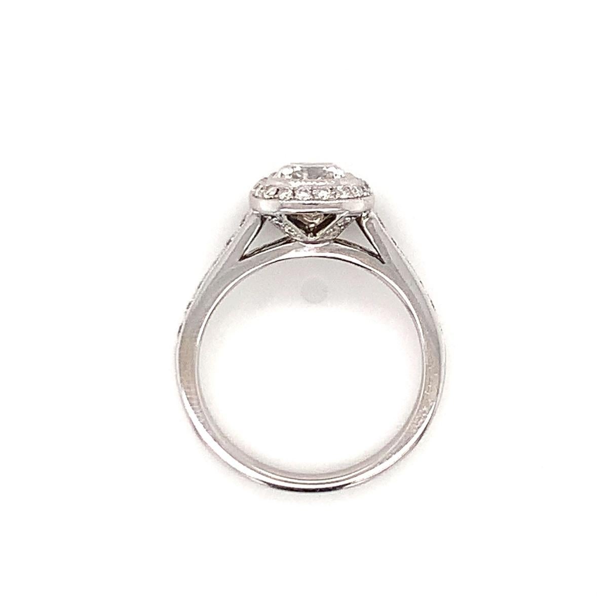 Diamond Engagement Ring in 18K White Gold For Sale 1