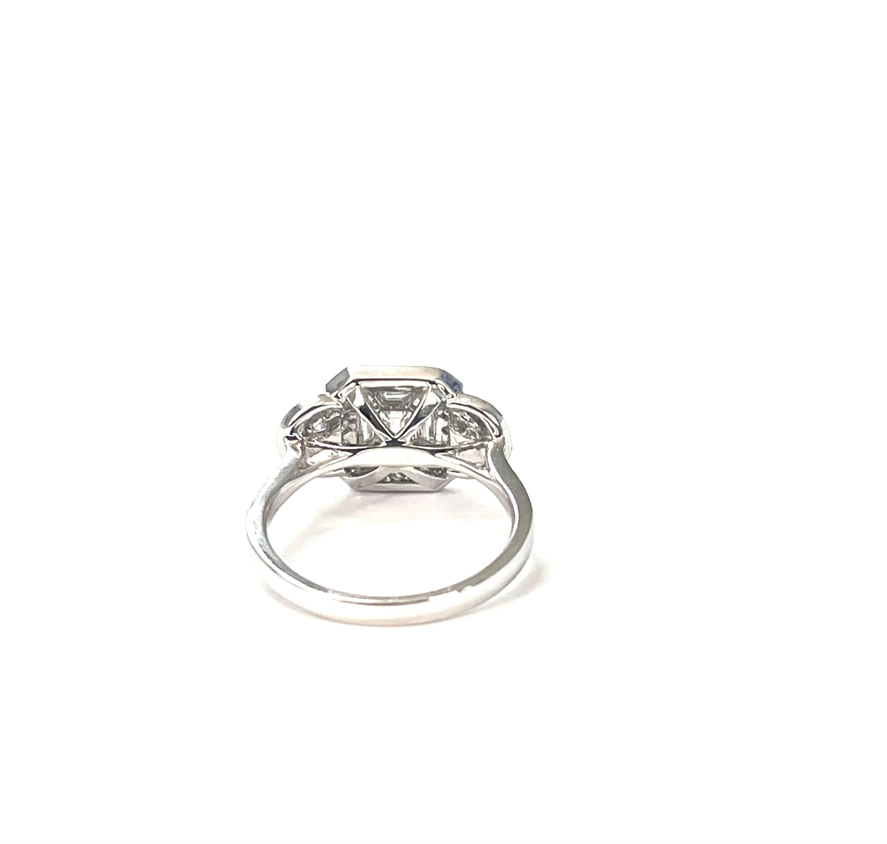 Diamond Engagement Ring in 18k White Gold For Sale 1