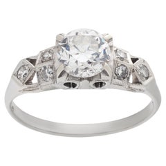 Bague de fiançailles en or blanc 18 carats avec un diamant au centre de 0,60 carat