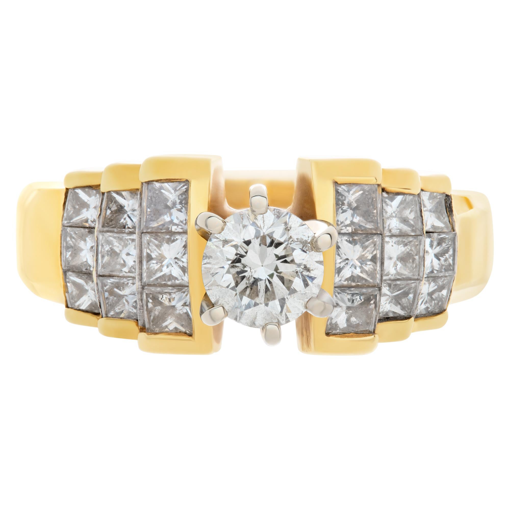 Bague de fiançailles en or jaune 18k avec un diamant rond central d'environ 0,45 carat entouré de diamants de taille princesse. Couleur G-H, pureté SI à I ; taille 6Cette bague en diamant est actuellement de taille 6 et certains articles peuvent