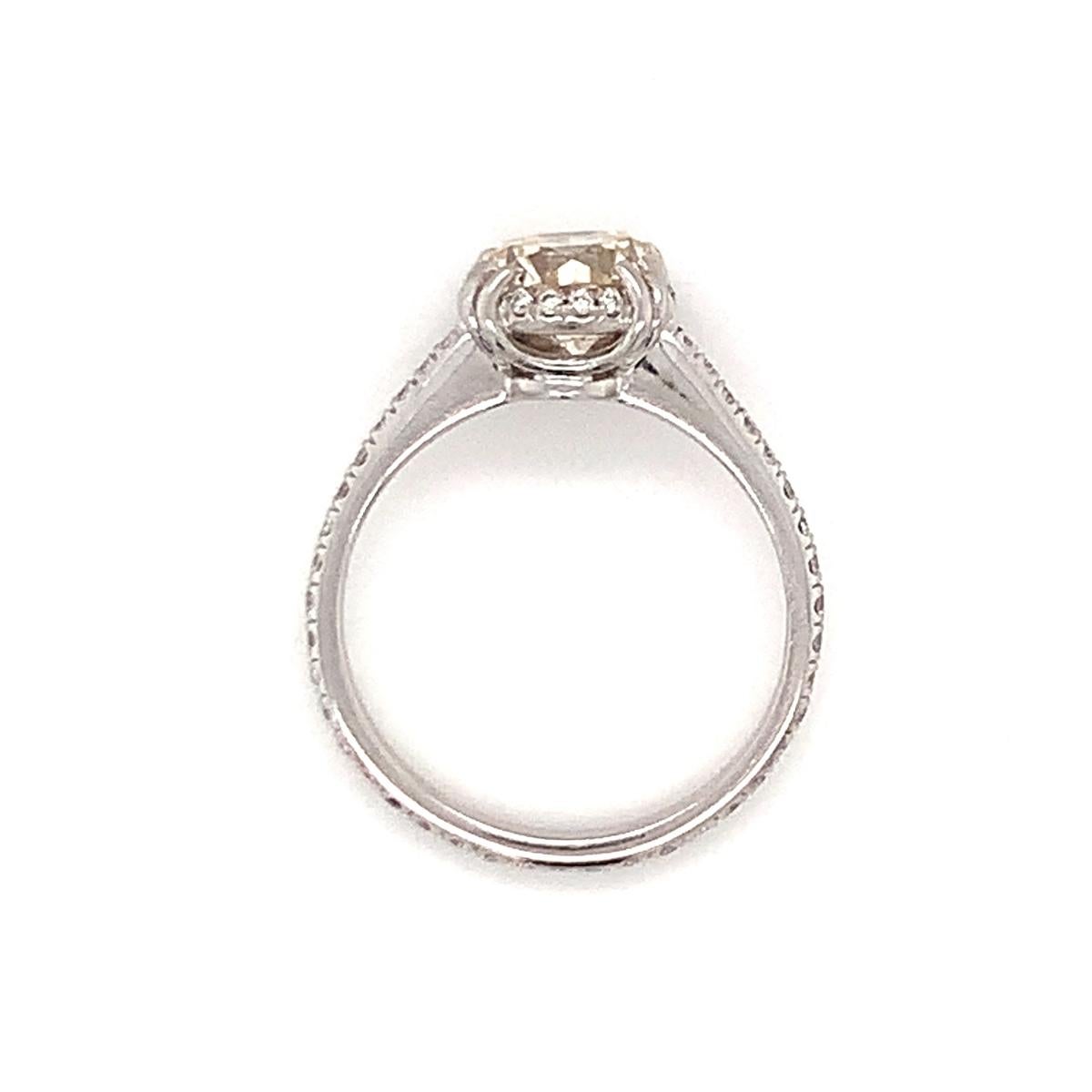 Round Cut Diamond Engagement Ring in Platinum For Sale