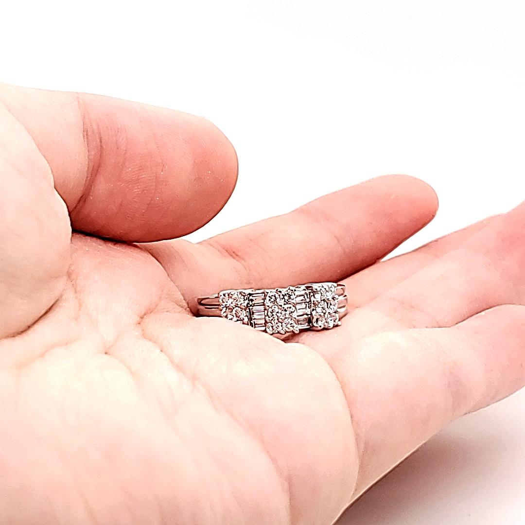 da uomo o donna Anello di fidanzamento con diamanti baguette e rotondi in oro bianco 18 carati in vendita