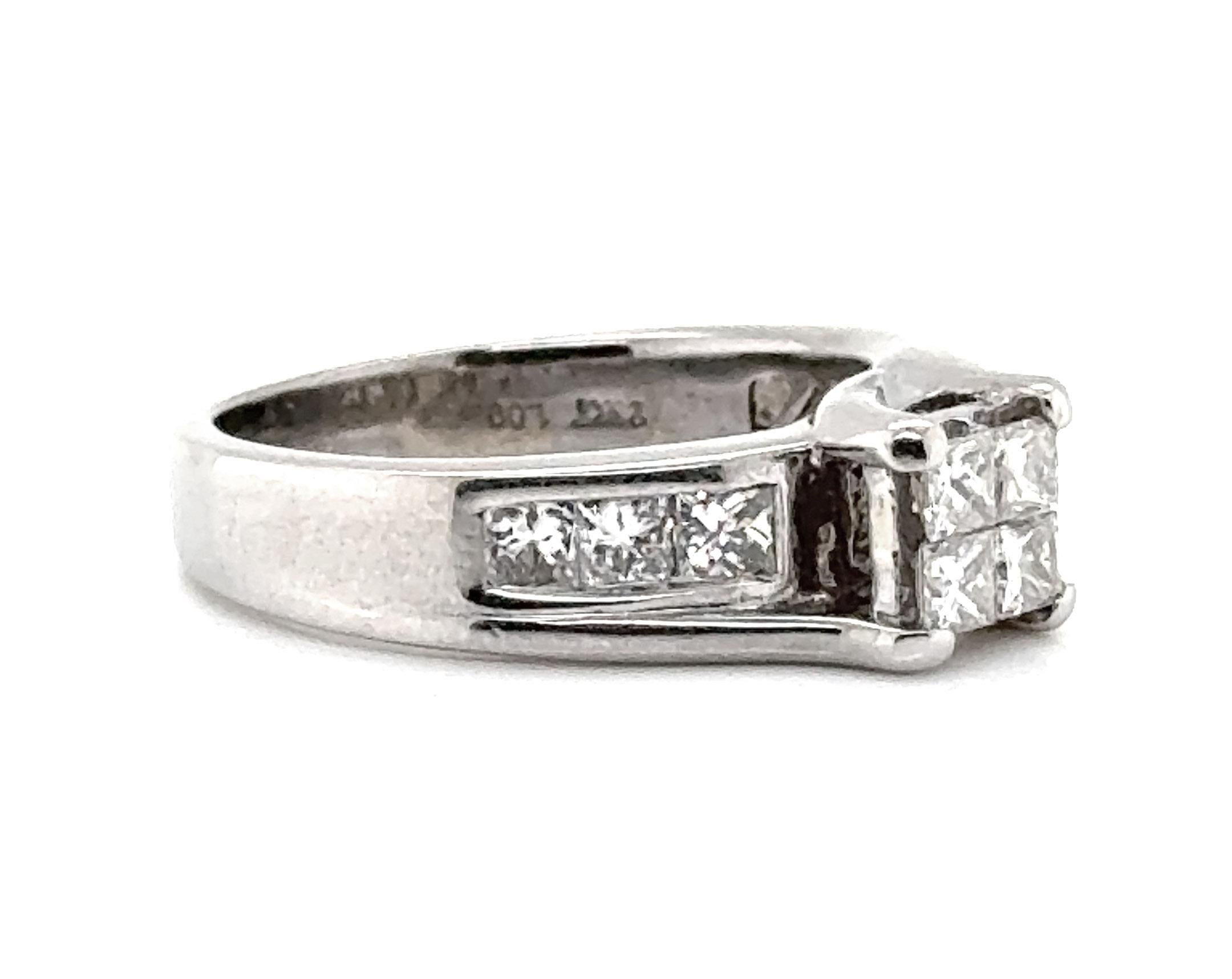 Princess Cut Diamant Verlobungsring 1ct 14K Weißgold 



Merkmale 4  Echte natürliche Diamanten im Prinzessinnenschliff als Mittelpunkt

Das Aussehen eines zentralen Diamanten von 1 Karat für WENIGER

Solitär flankiert von kanalgefassten Diamanten