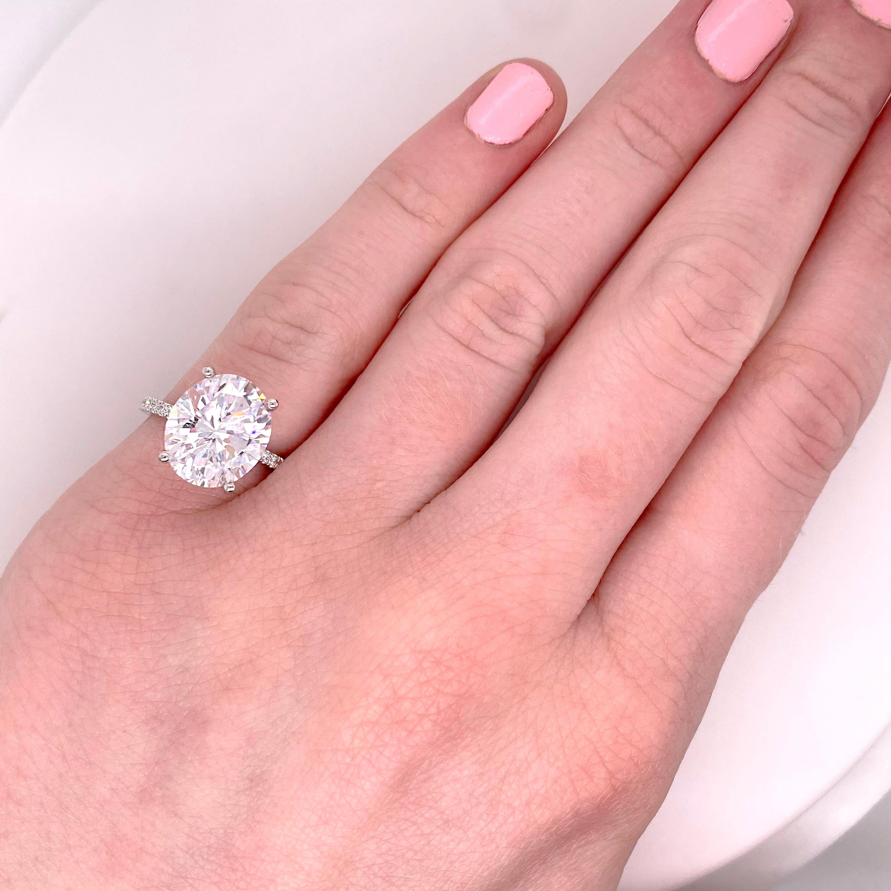 OUR #1 BESTER SELTENER ENGAGEMENT-RING! Individuell gestalten Sie einen Ring wie diesen mit 10 Diamanten auf beiden Seiten und einem oval geschliffenen Mittelstein in jeder Größe. Dieser Ring ist sowohl für Ihren Diamanten als auch für unseren