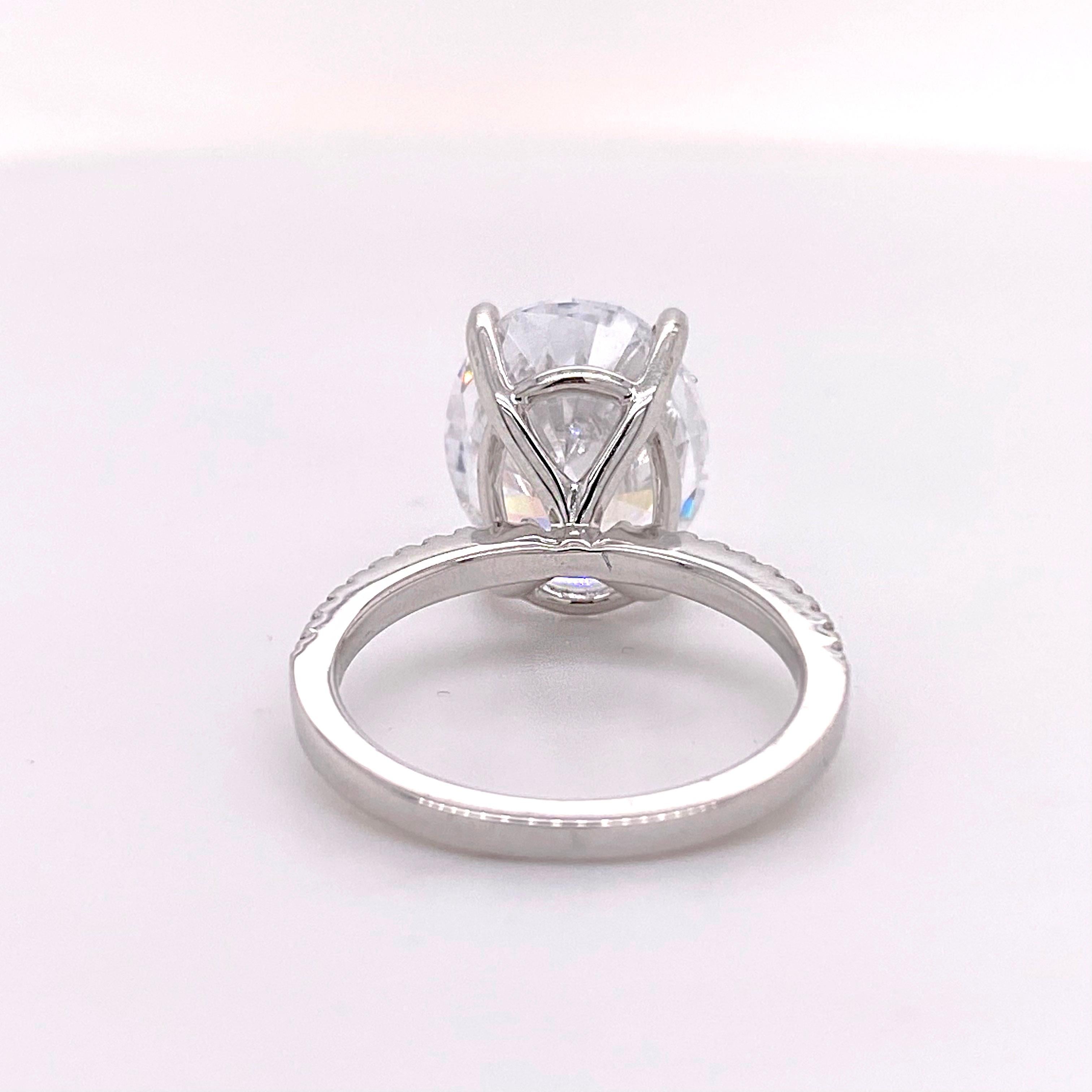 Diamant-Verlobungsring, gerades Band, 14 Karat Gold Ovalschliff Diamant in jeder Größe im Zustand „Neu“ im Angebot in Austin, TX