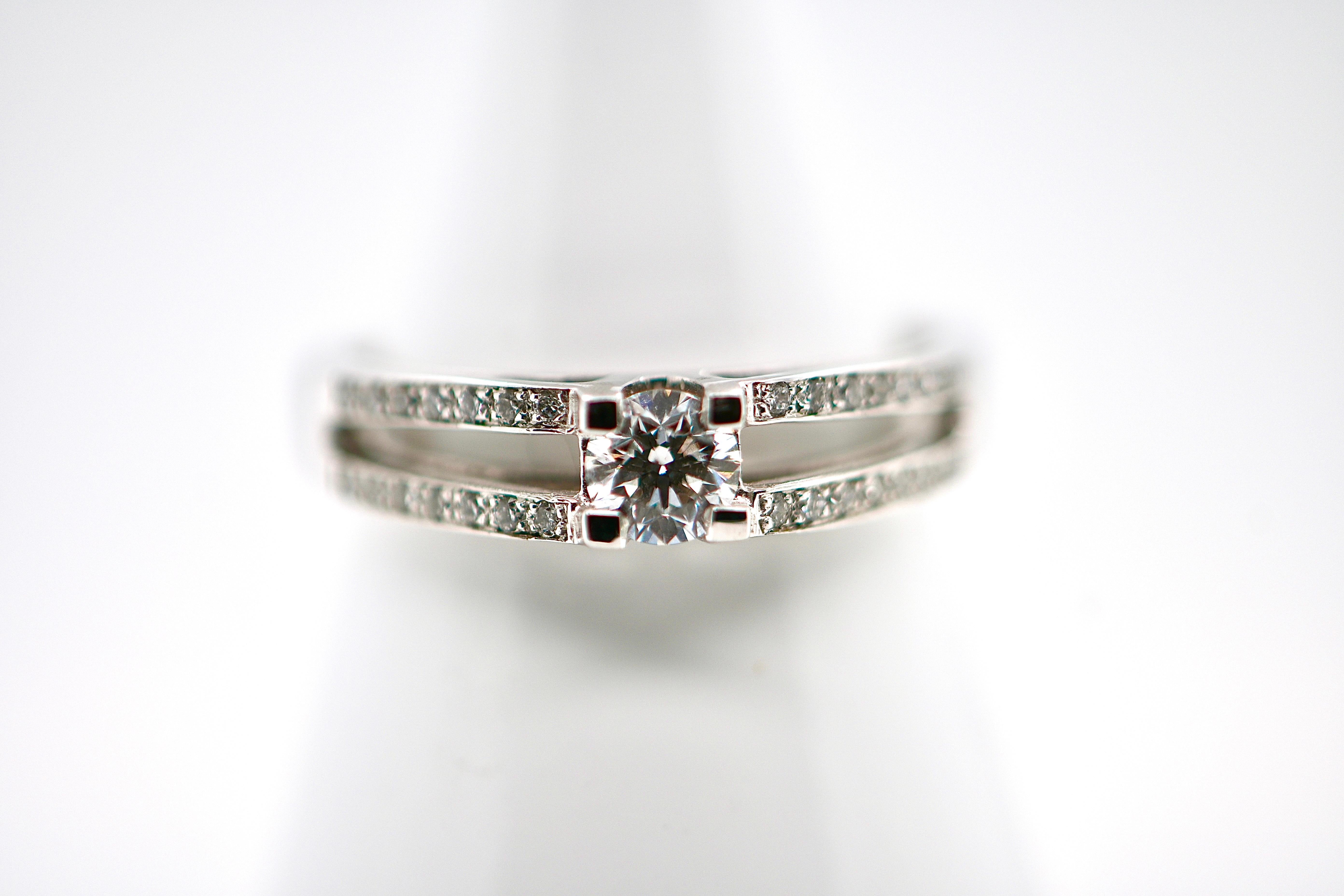 Questo elegante anello di fidanzamento in oro bianco incarna perfettamente l'amore e l'impegno. Disegnato a forma di bouquet, è impreziosito da un magnifico diamante centrale di purezza SI, del peso di 0,48 carati.

Il diamante centrale è di una