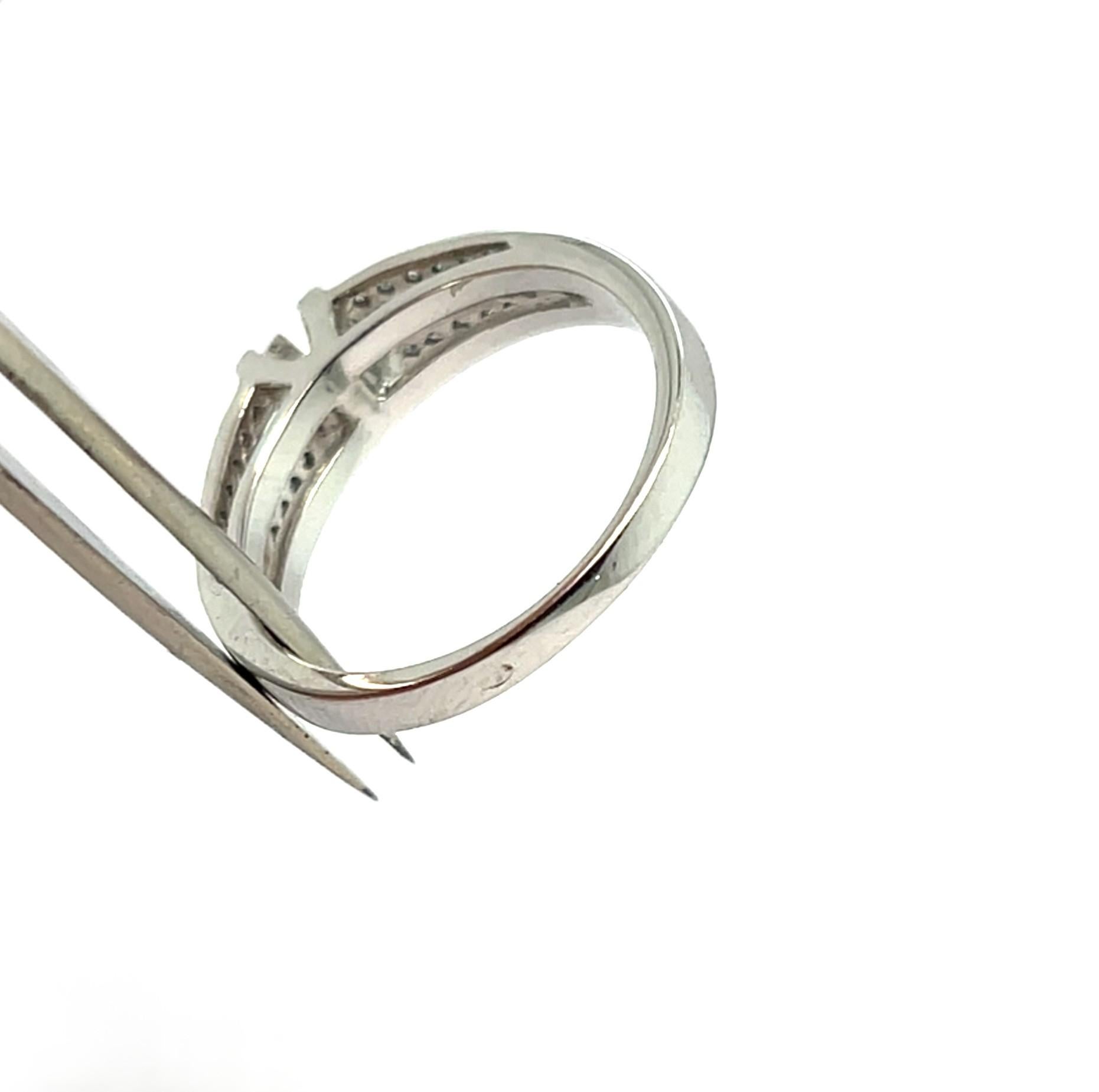 Moderno Anello di fidanzamento con diamante in oro bianco da 18 carati in vendita