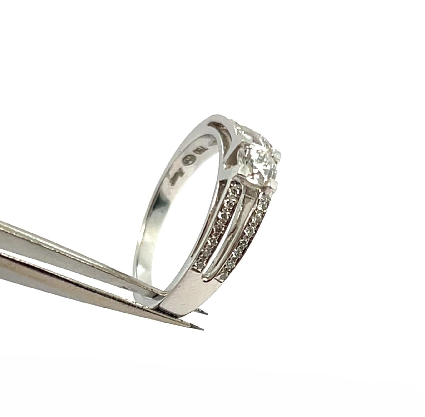 Taglio brillante Anello di fidanzamento con diamante in oro bianco da 18 carati in vendita